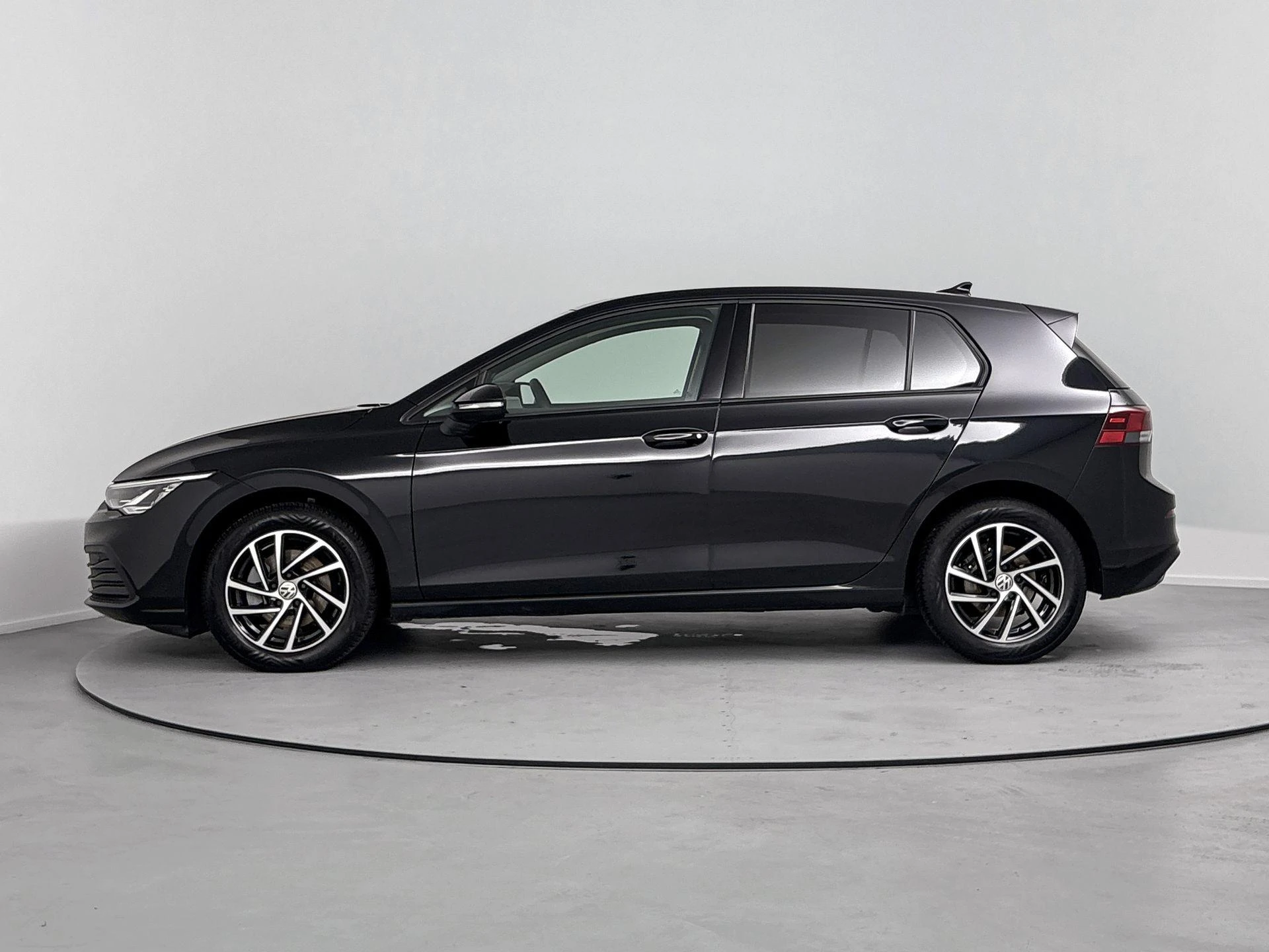 Volkswagen-Golf-image-1