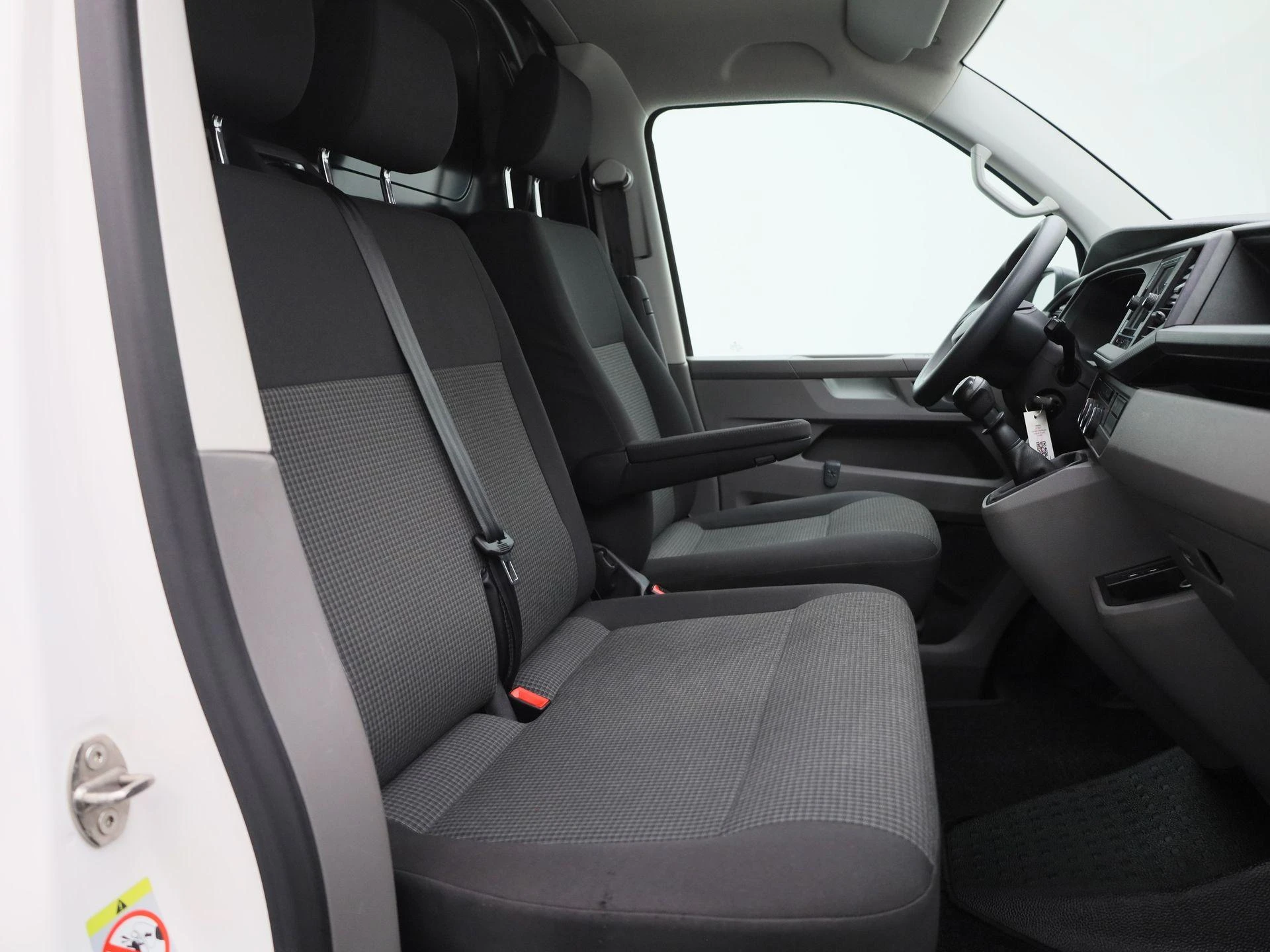 Volkswagen-Transporter-image-31