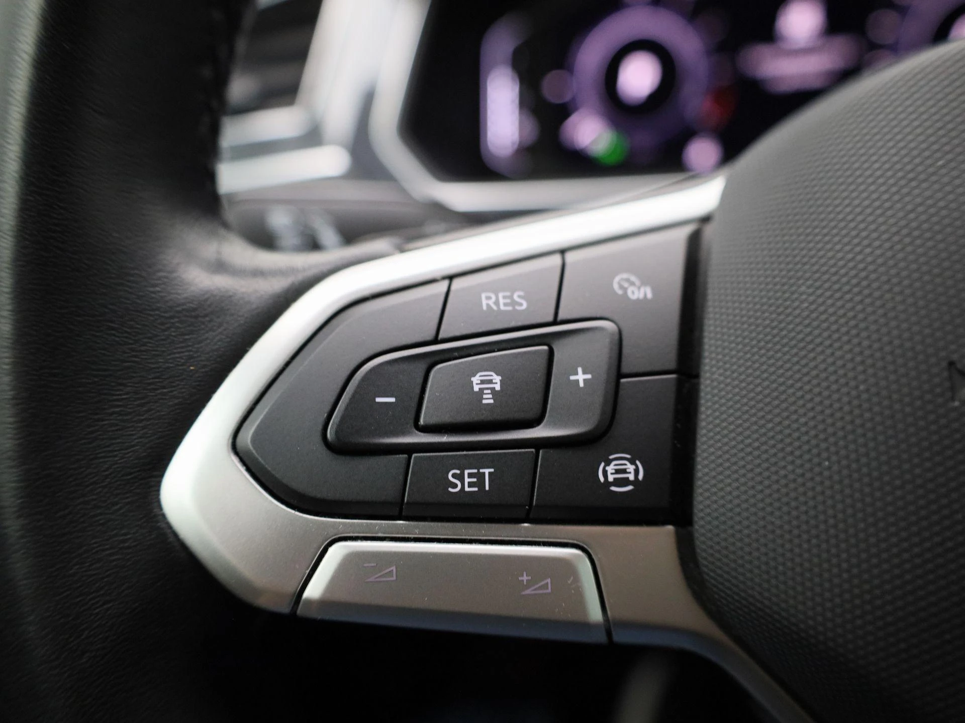 Volkswagen-Tiguan-image-23