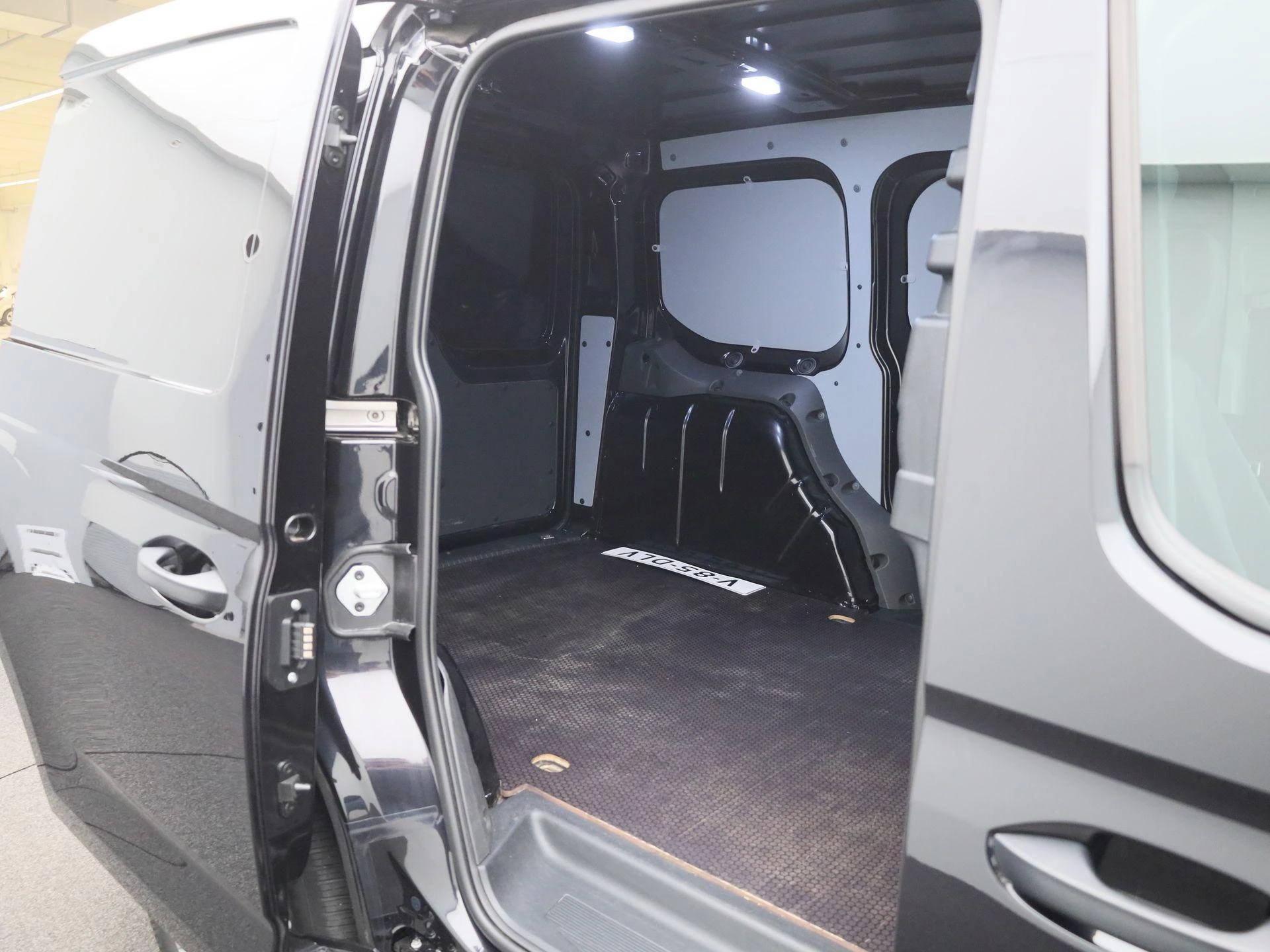 Volkswagen-Caddy-image-25