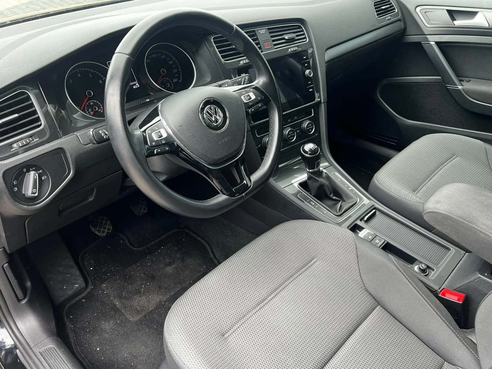 Volkswagen-Golf-image-3