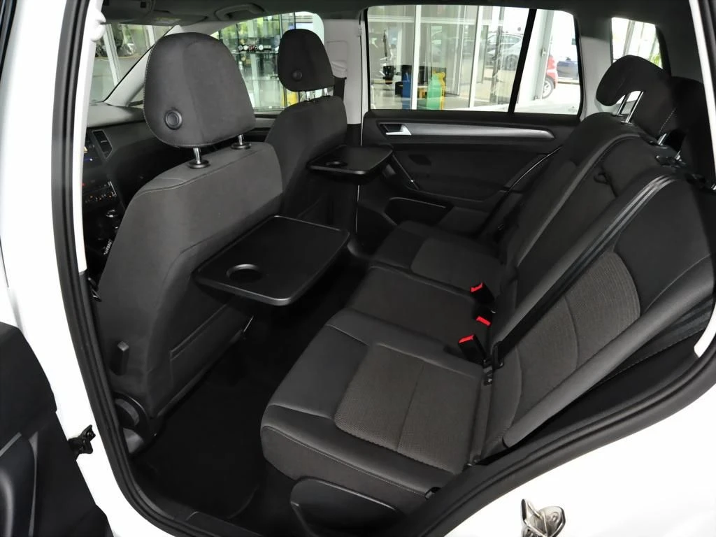 Volkswagen-Golf Sportsvan-image-12