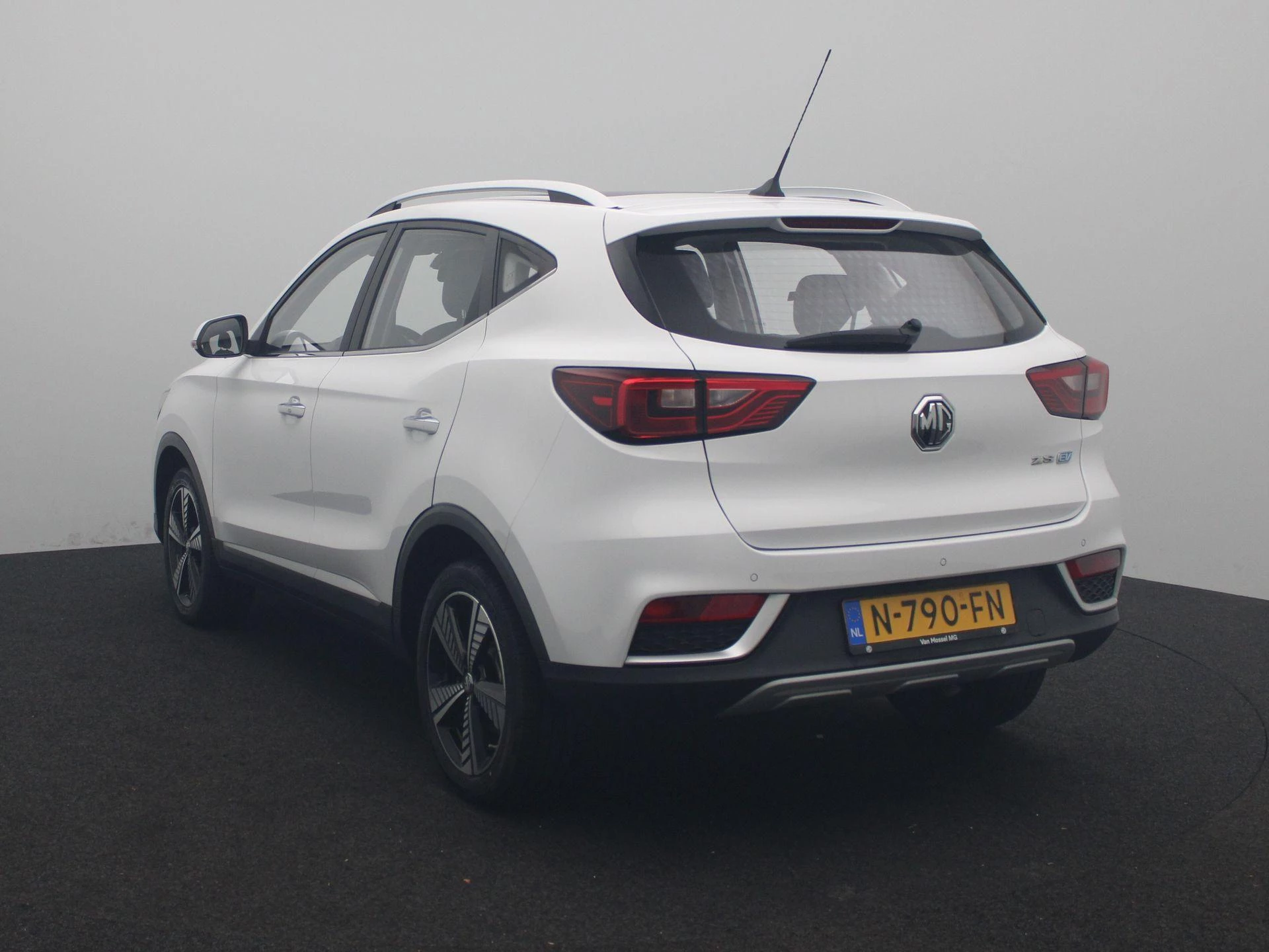 MG-ZS EV-image-1