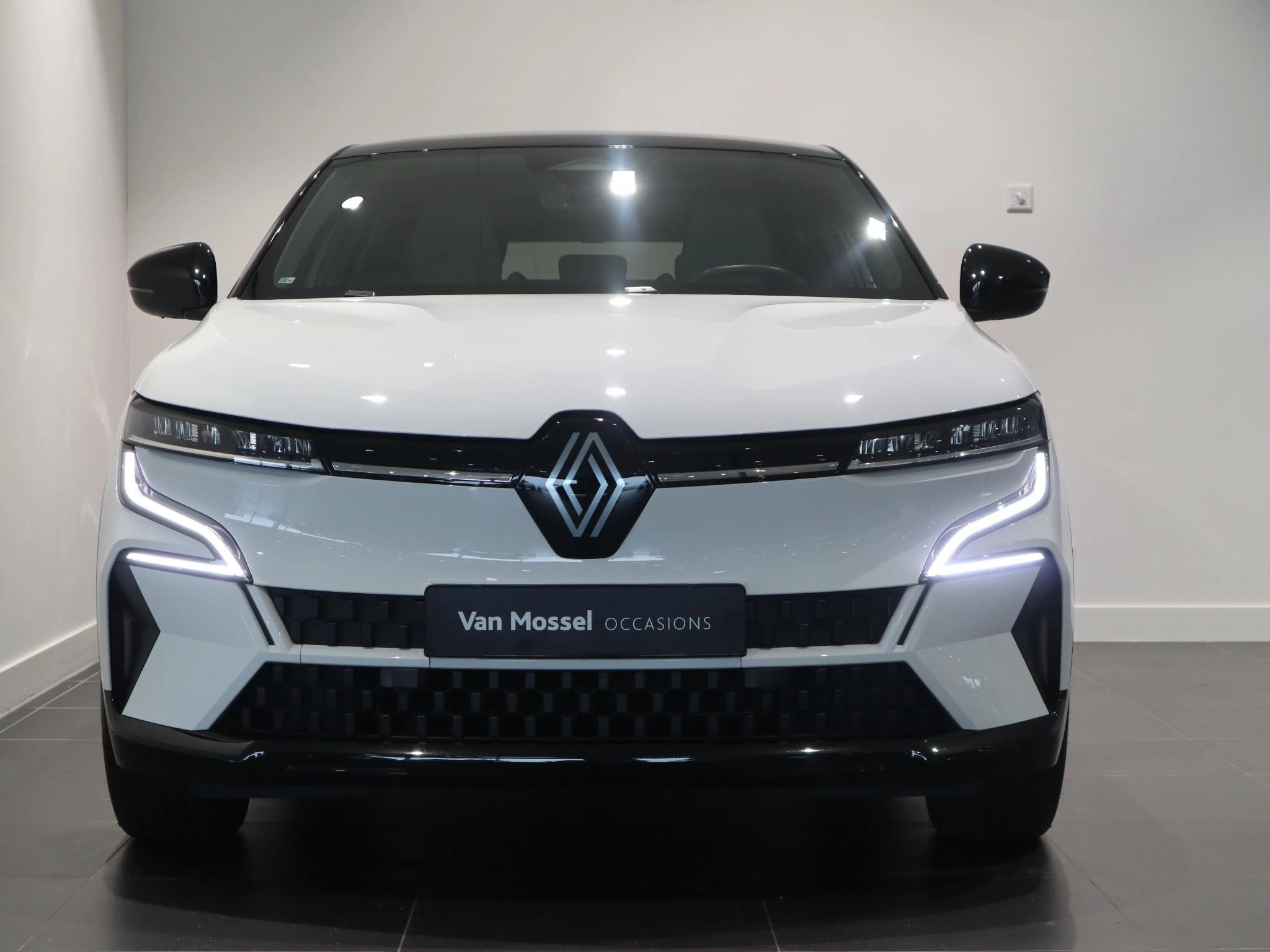 Renault-Megane E-Tech-image-1