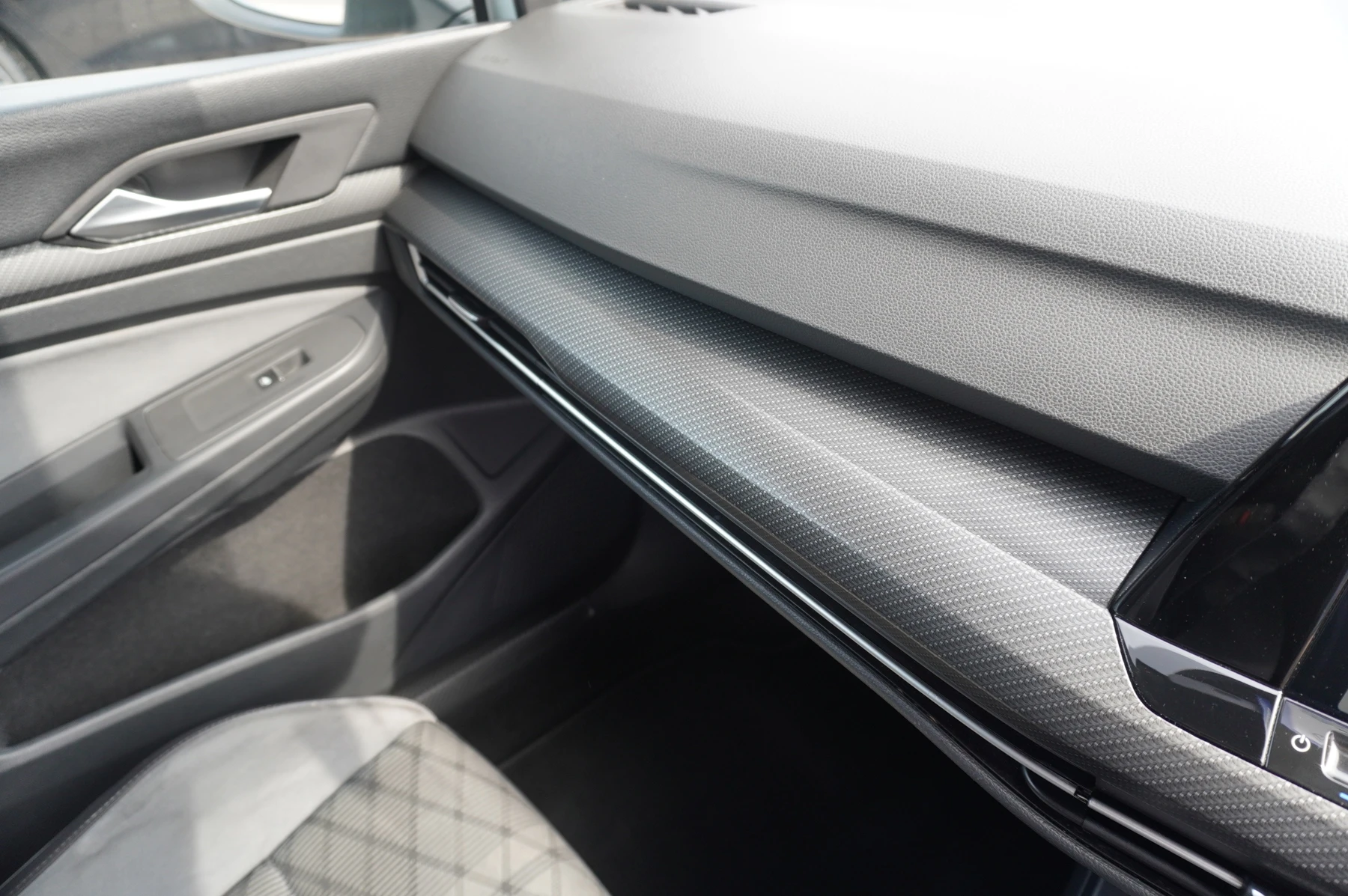 Volkswagen-Golf-image-27