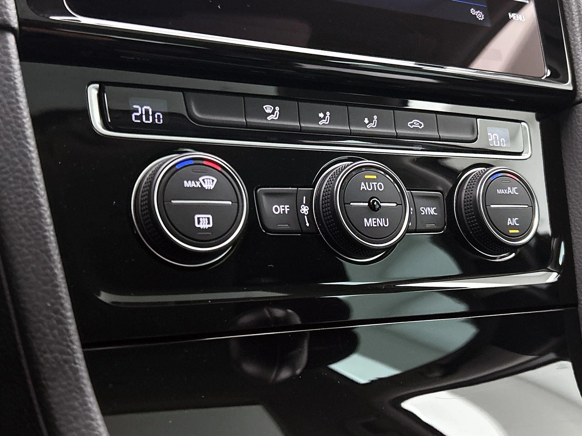 Volkswagen-Golf-image-21