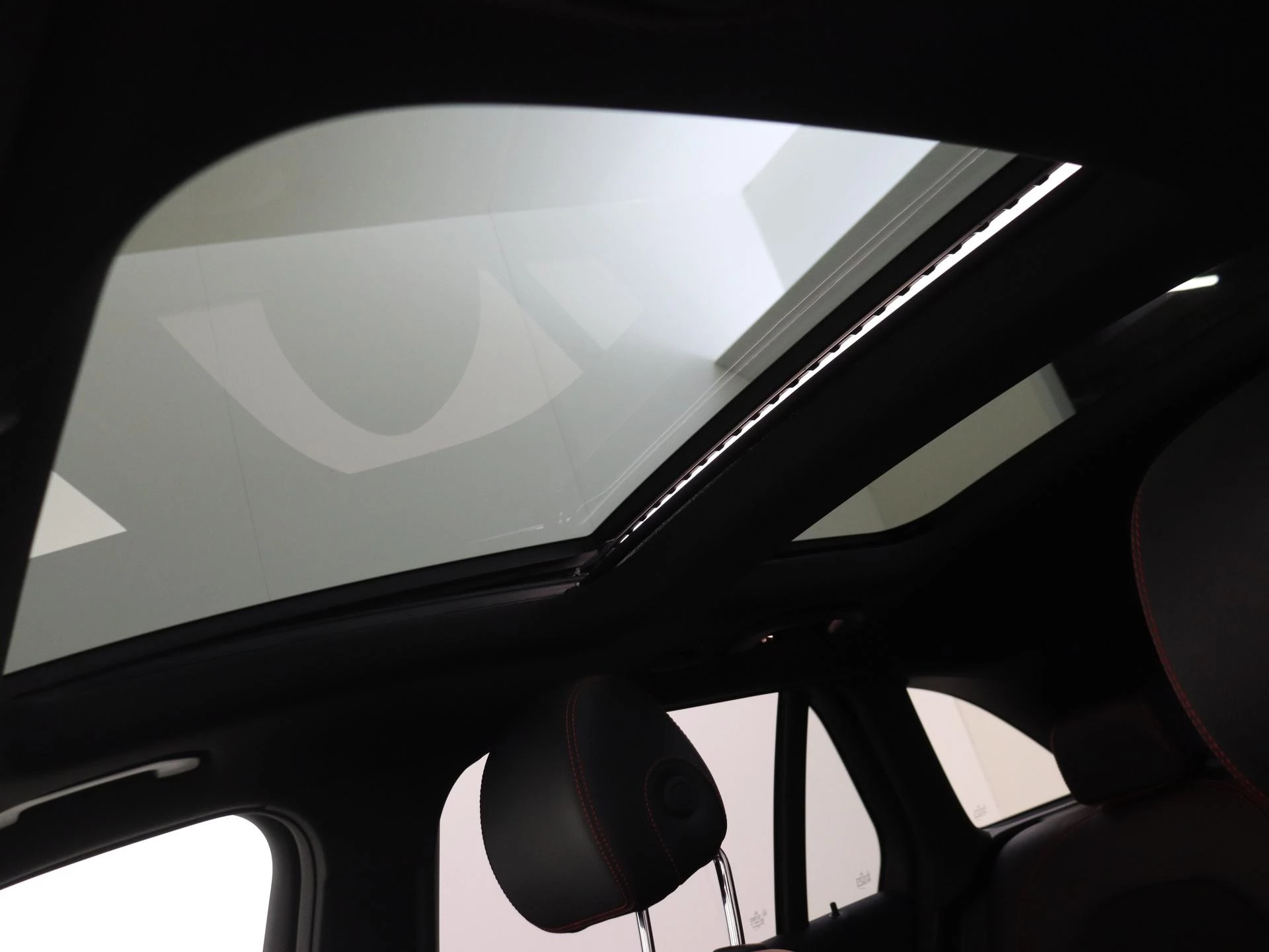 Mercedes-Benz-GLC-image-35