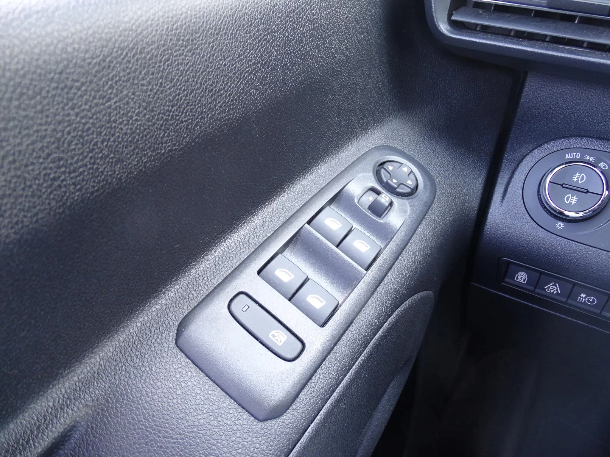 Opel-Combo-e Life-image-19
