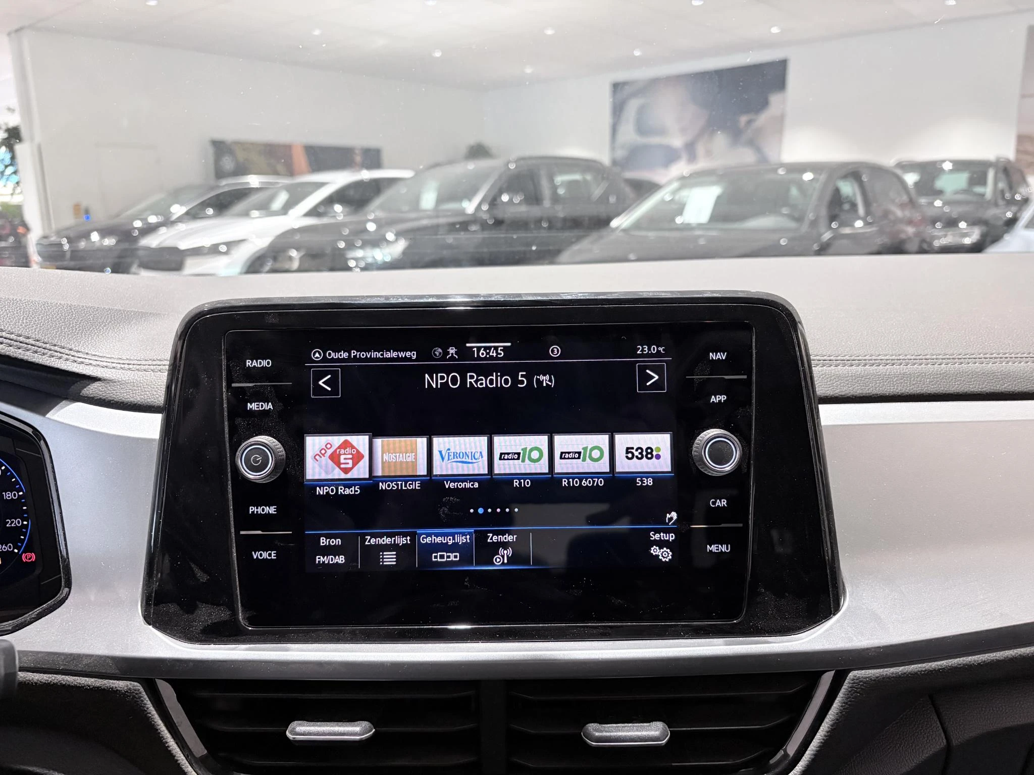 Volkswagen-T-Roc-image-19
