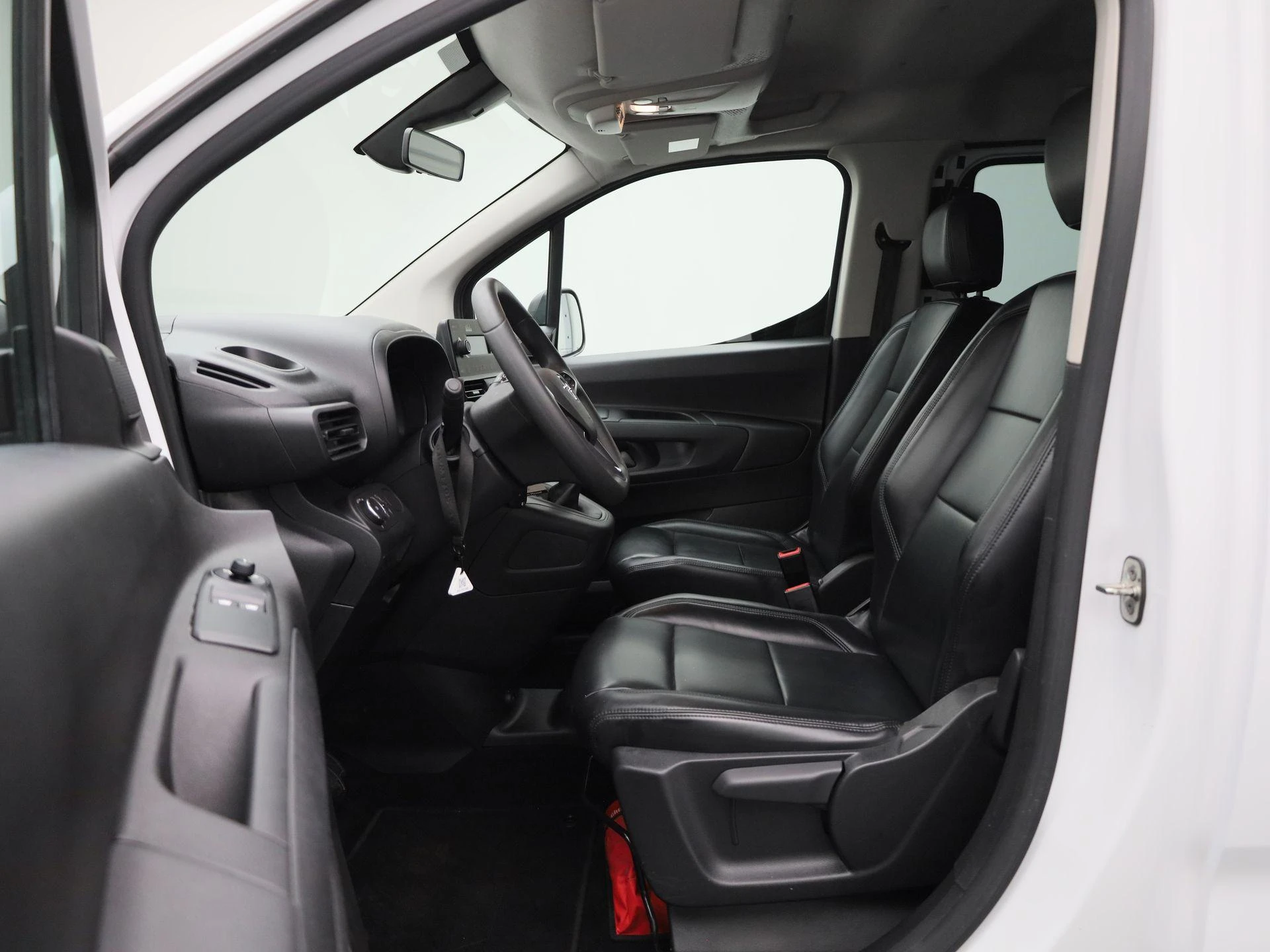 Opel-Combo Life-image-17