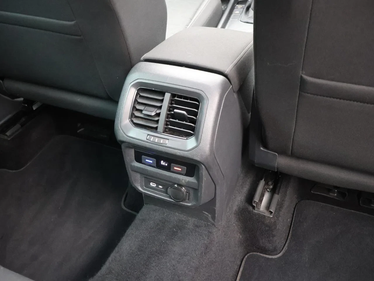 Volkswagen-Tiguan-image-11