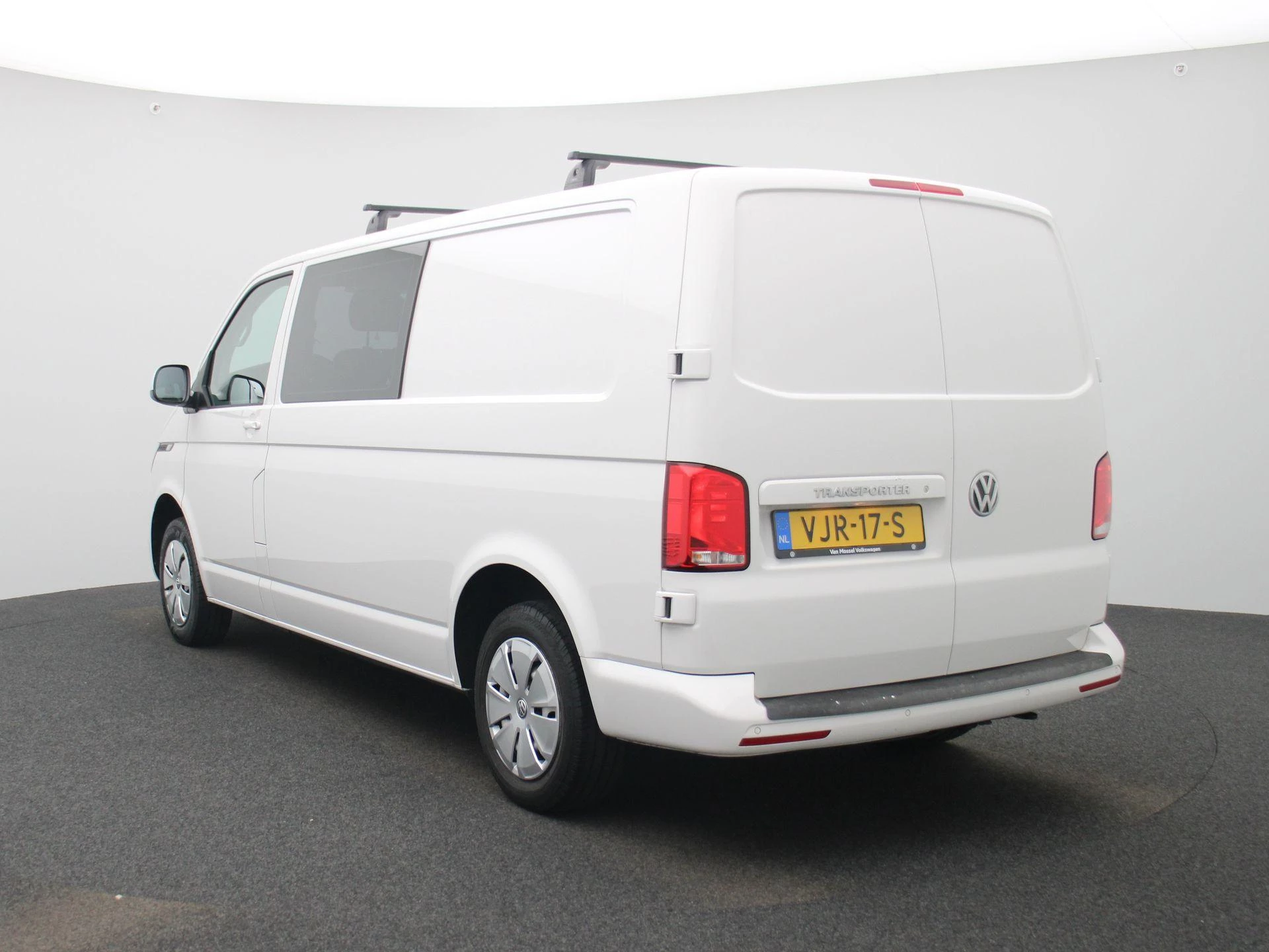 Volkswagen-Transporter-image-1