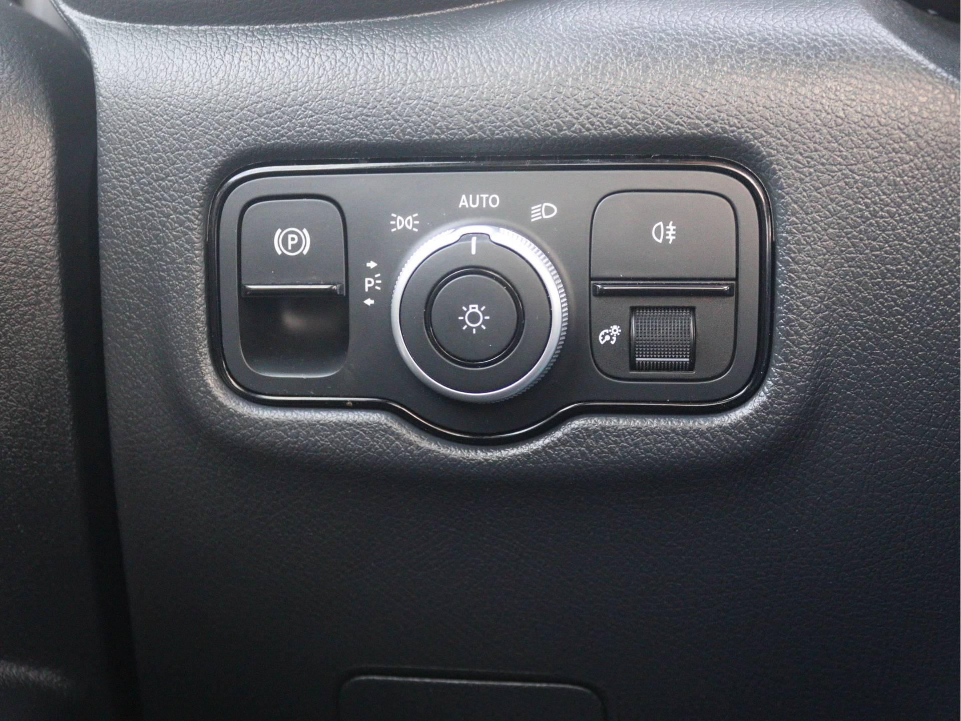 Mercedes-Benz-Vito-image-12
