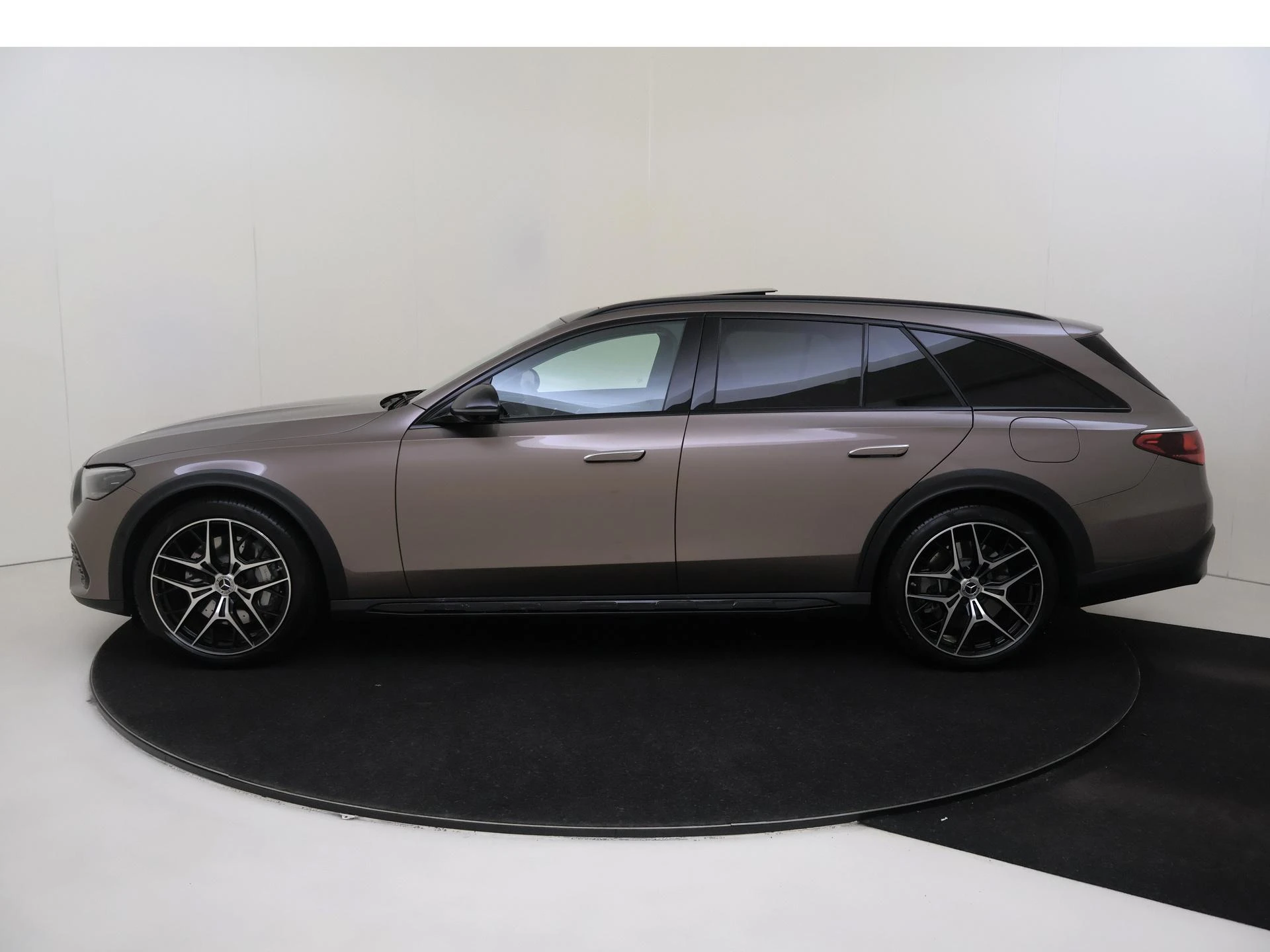 Mercedes-Benz-E-Klasse-image-7
