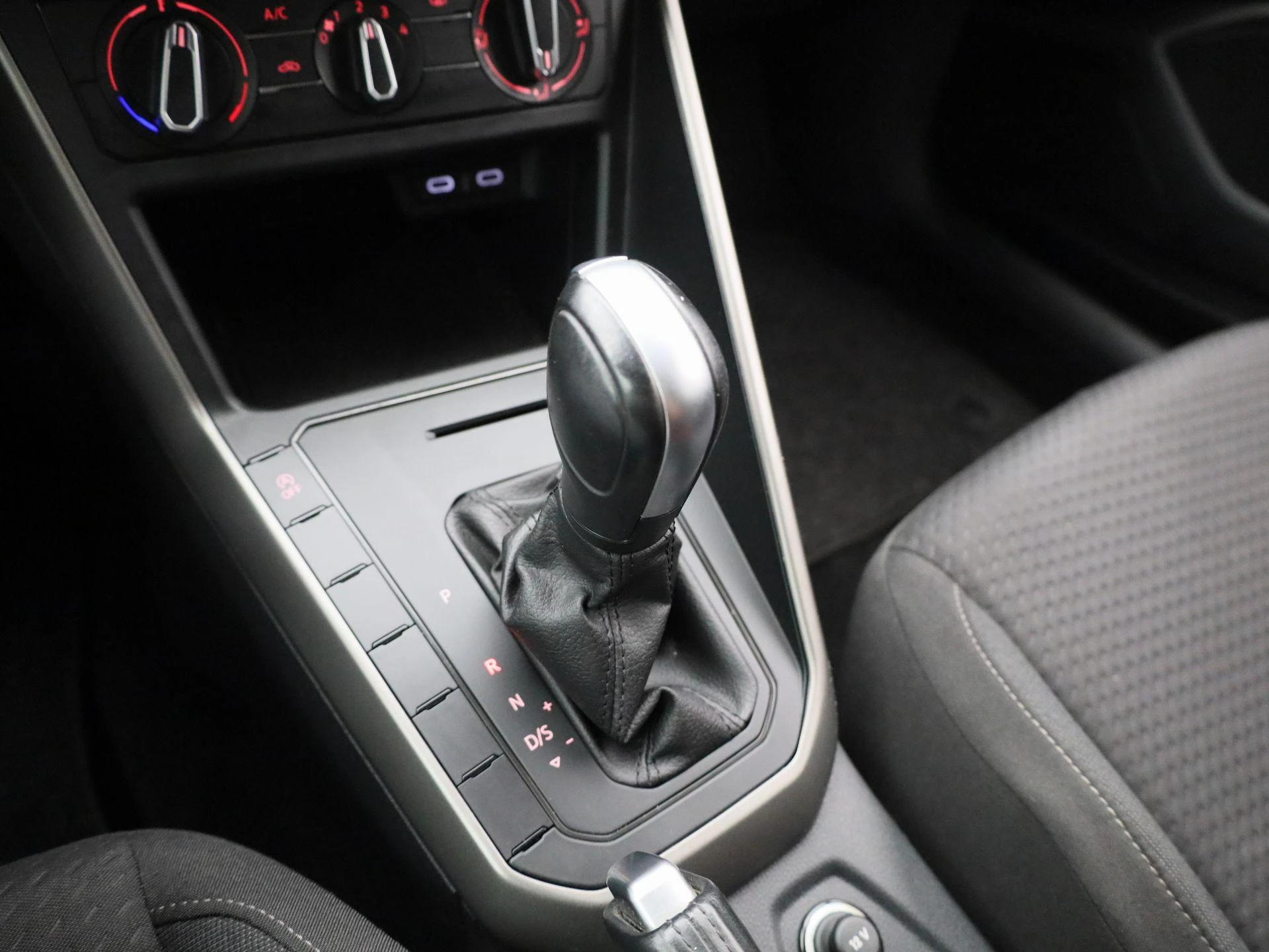Volkswagen-Polo-image-27
