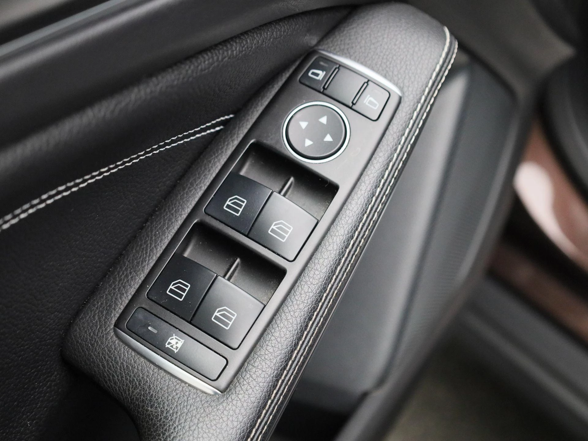 Mercedes-Benz-GLA-image-25