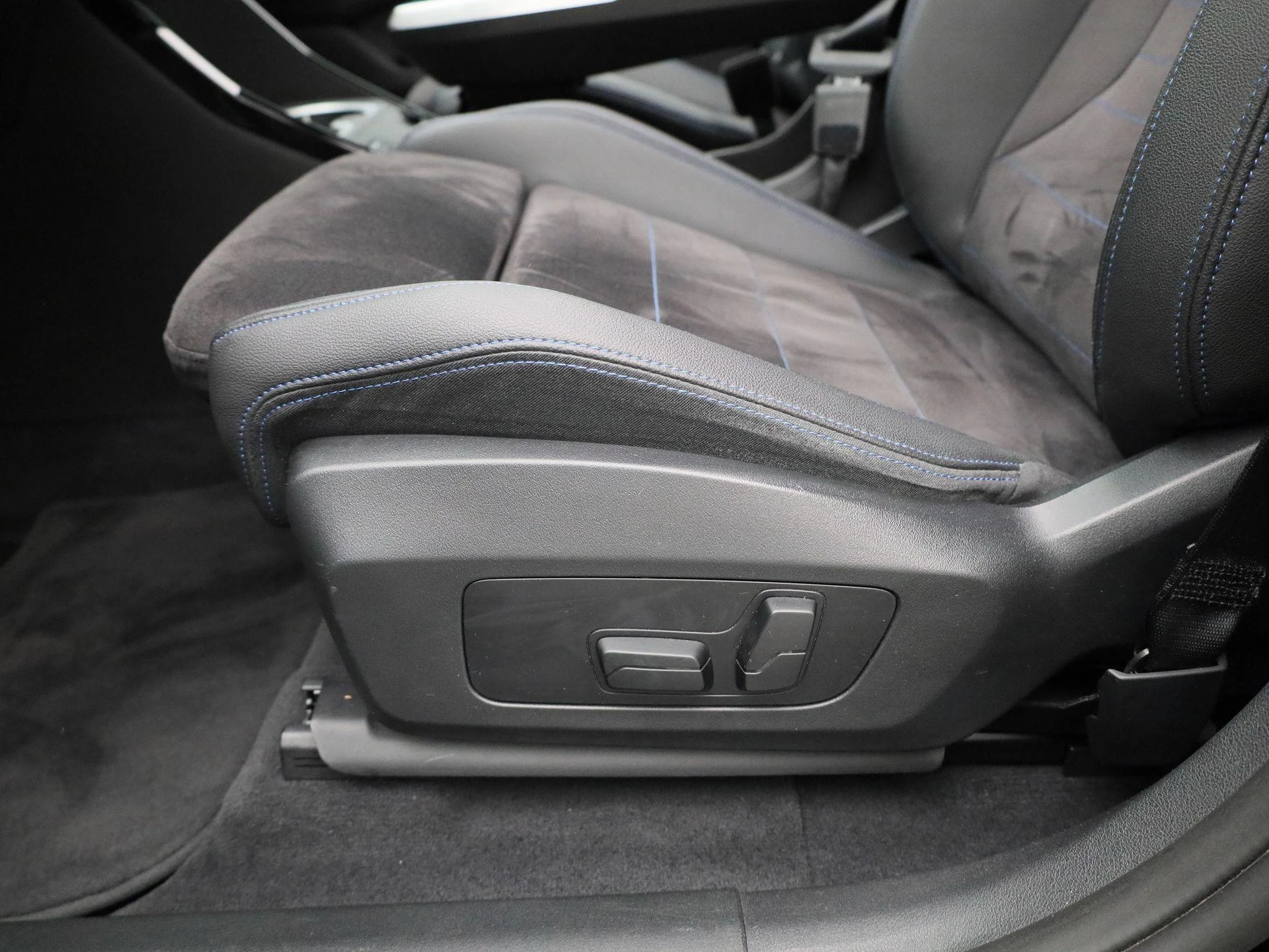 BMW-iX1-image-35