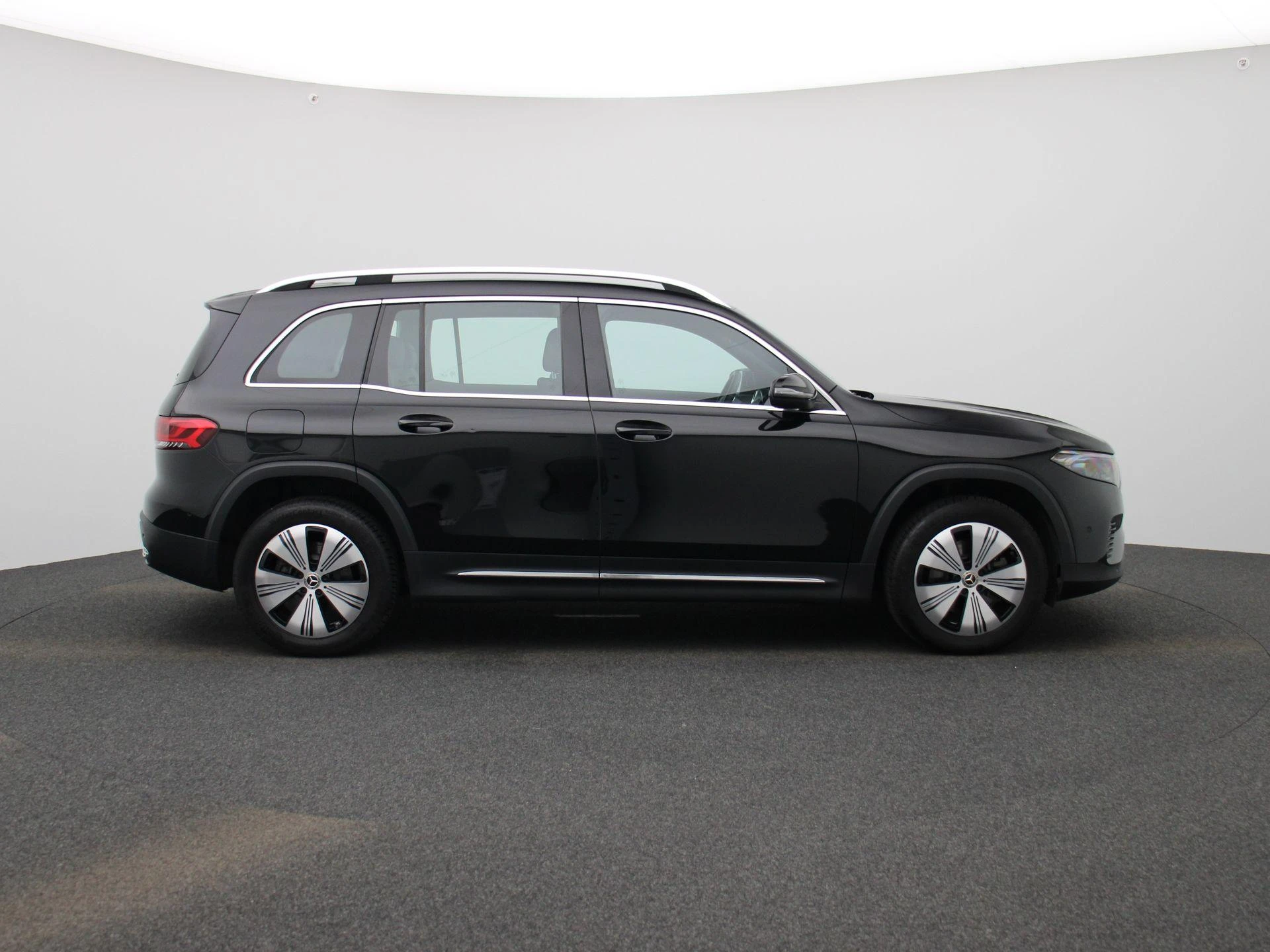 Mercedes-Benz-EQB-image-5