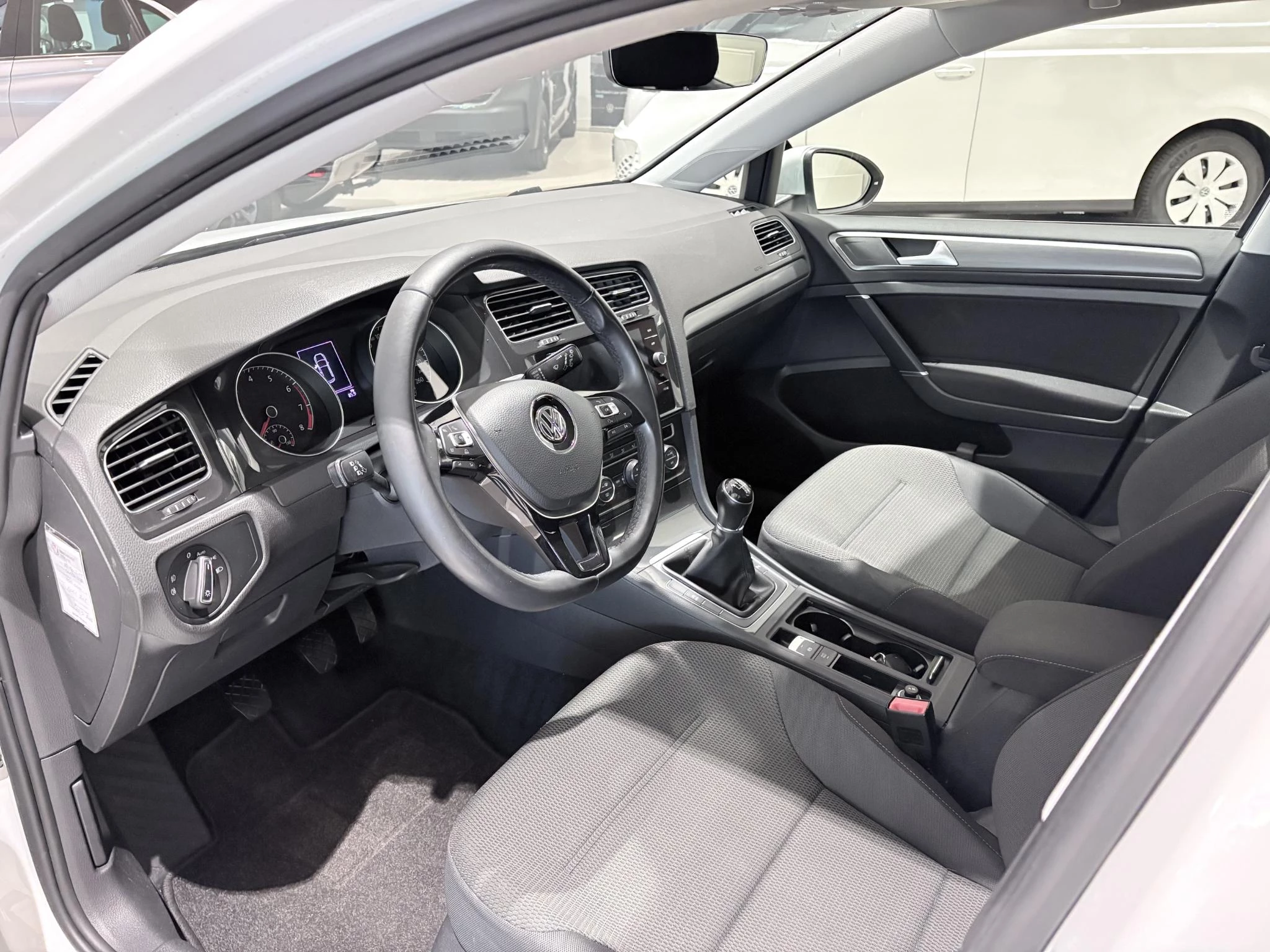 Volkswagen-Golf-image-9