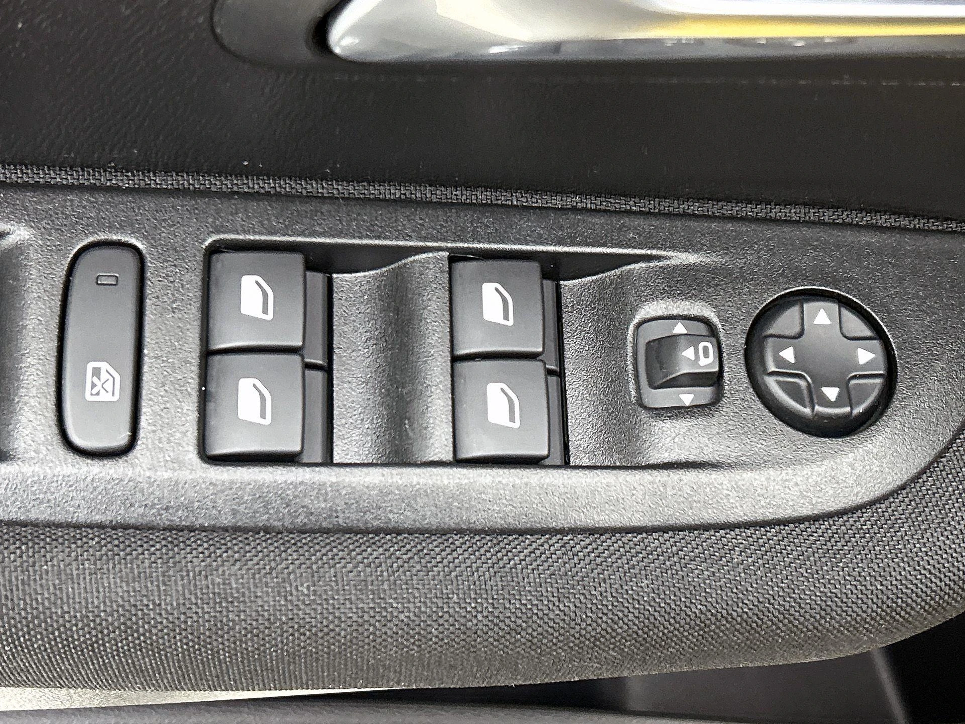 Peugeot-e-208-image-32