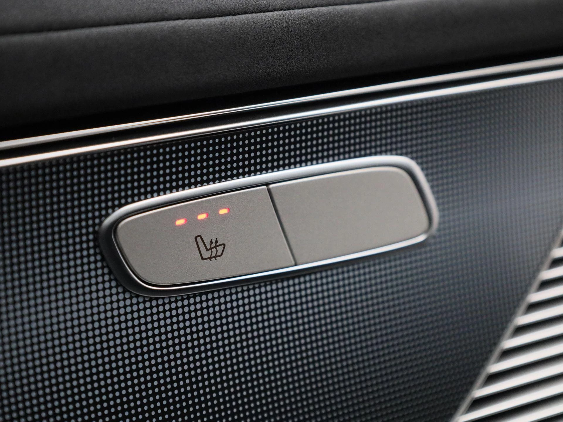 Mercedes-Benz-EQC-image-37