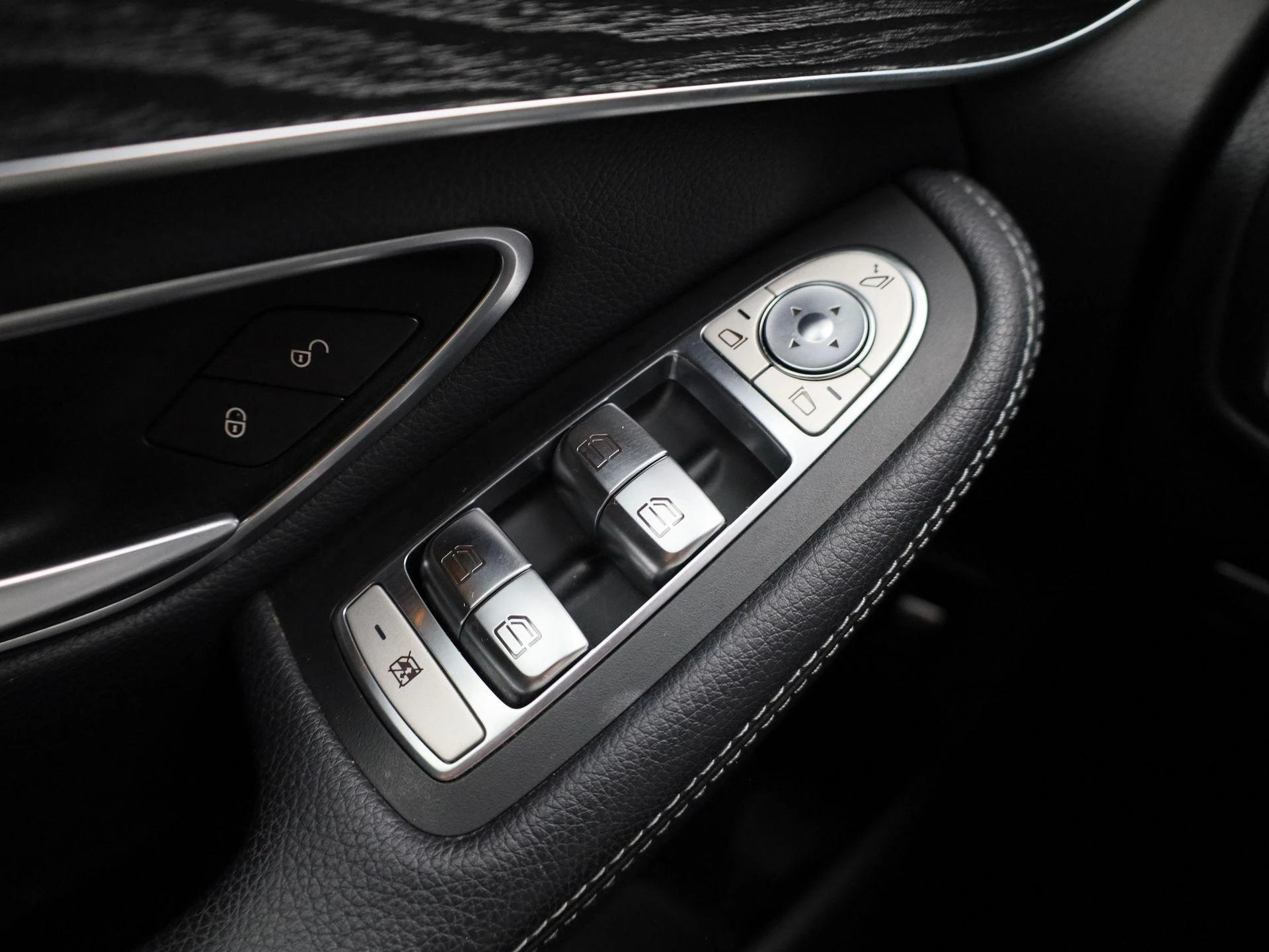 Mercedes-Benz-GLC-image-23