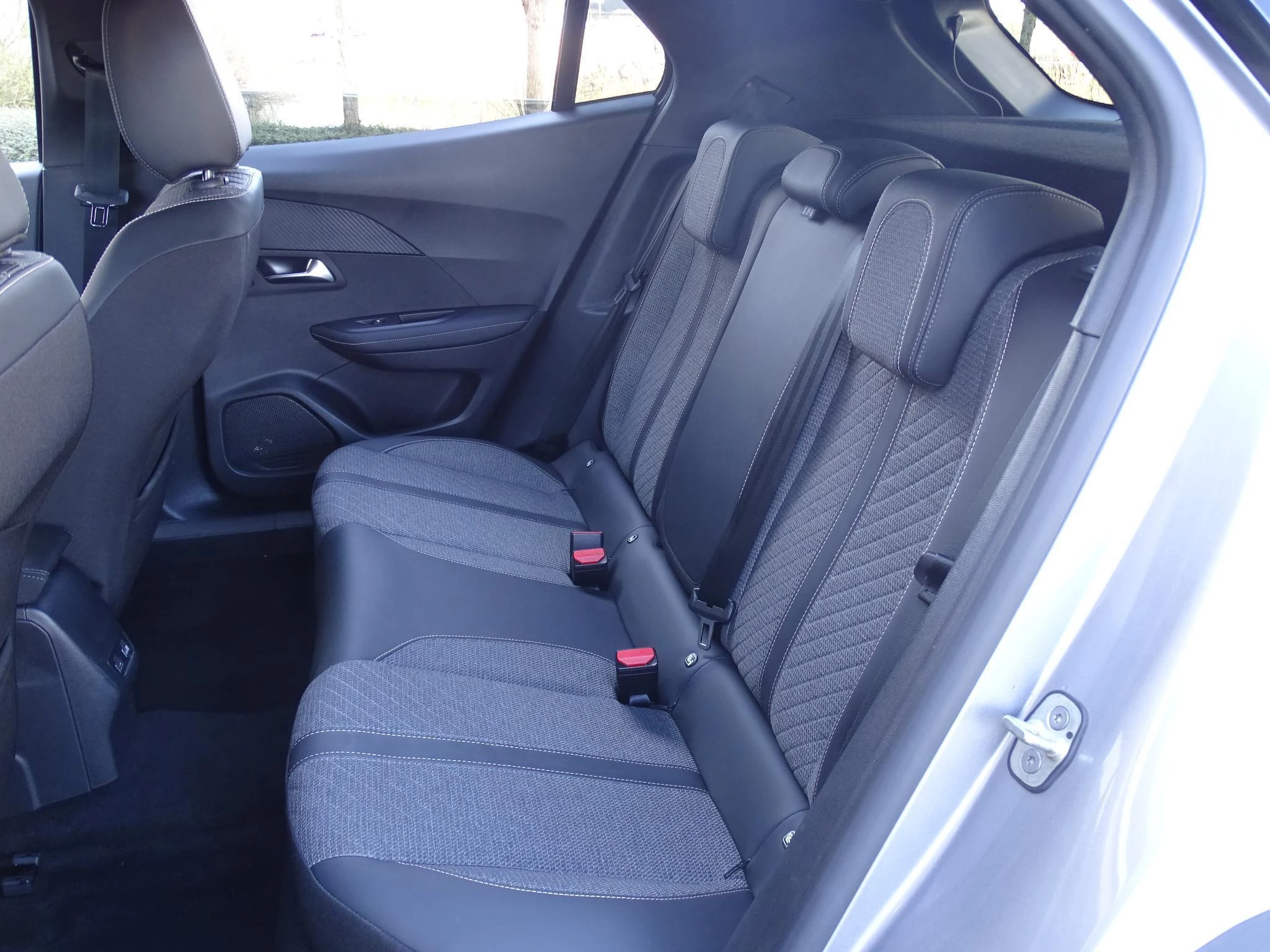 Peugeot 2008 1.2 HYBRID 145 e-DSC6 Allure