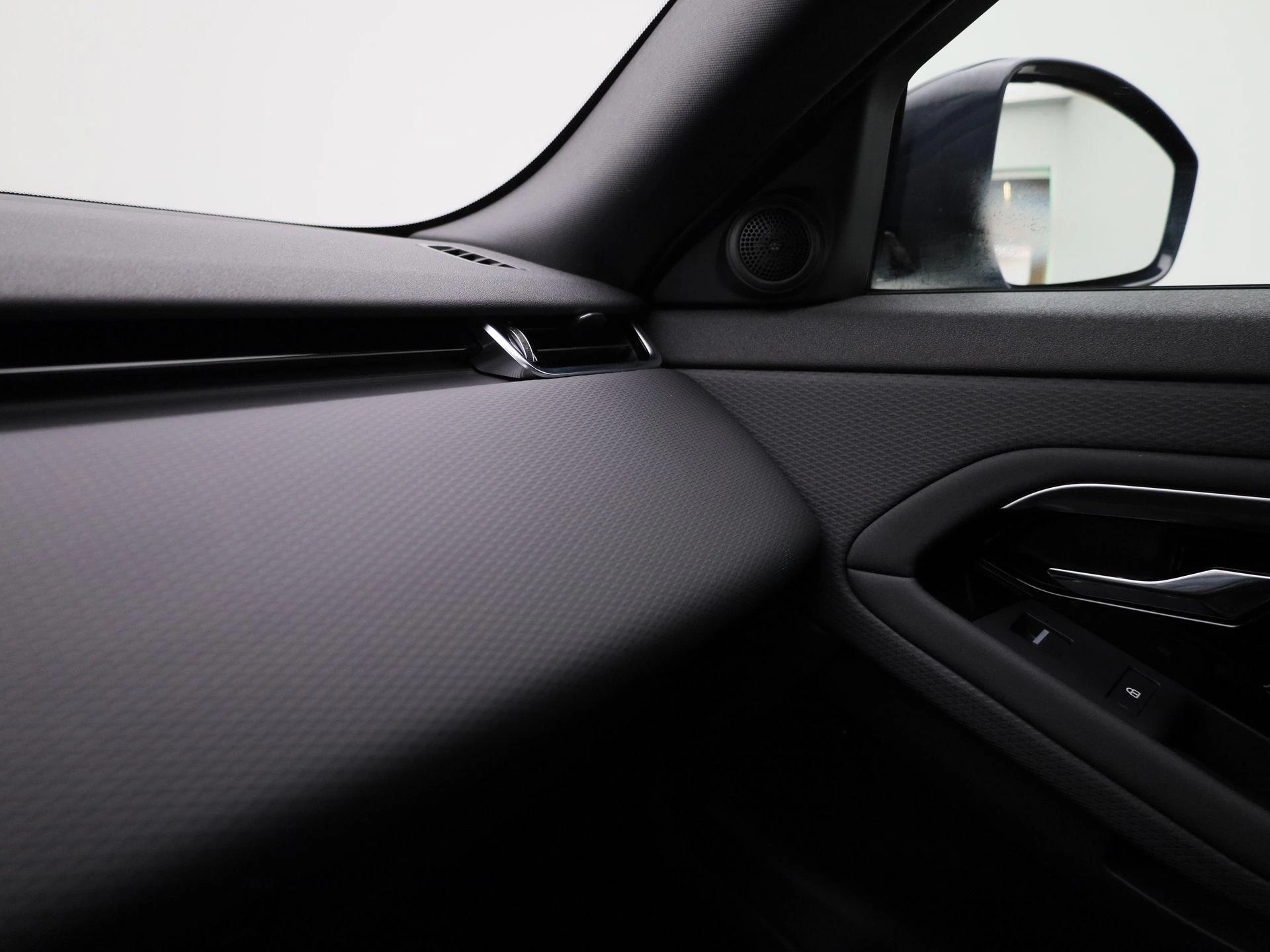 Land Rover-Range Rover Evoque-image-25