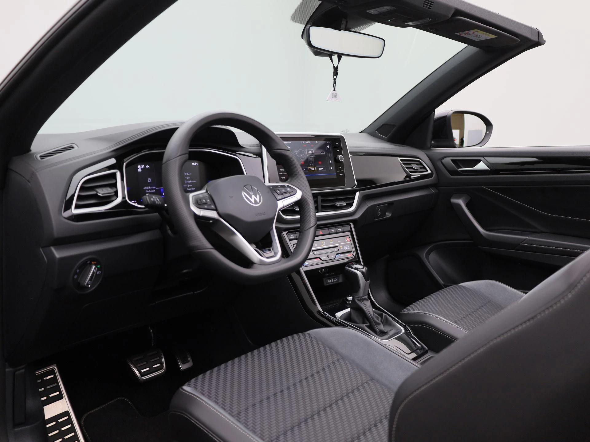 Volkswagen-T-Roc-image-39