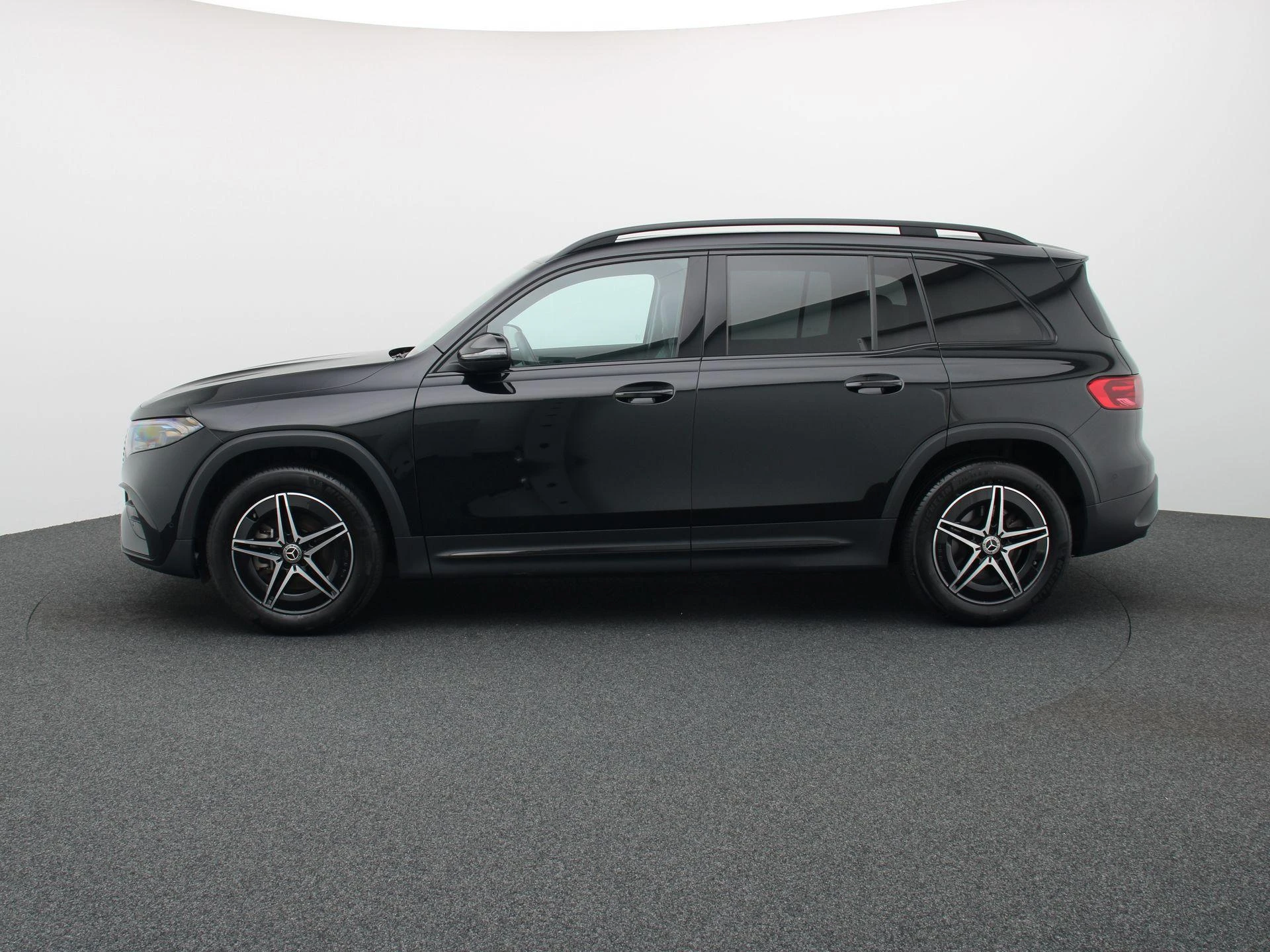 Mercedes-Benz-EQB-image-3