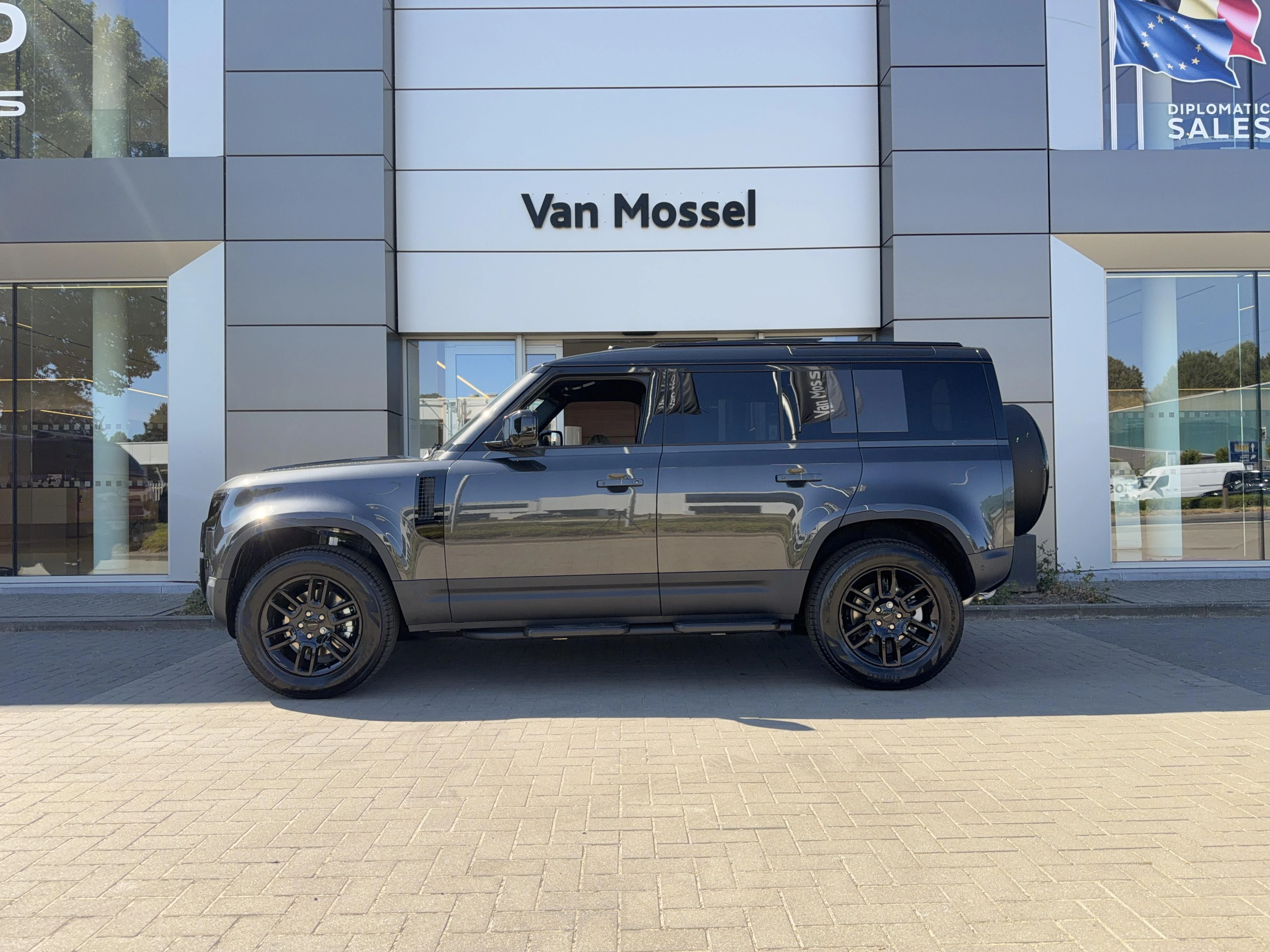 Land Rover-Defender-image-3