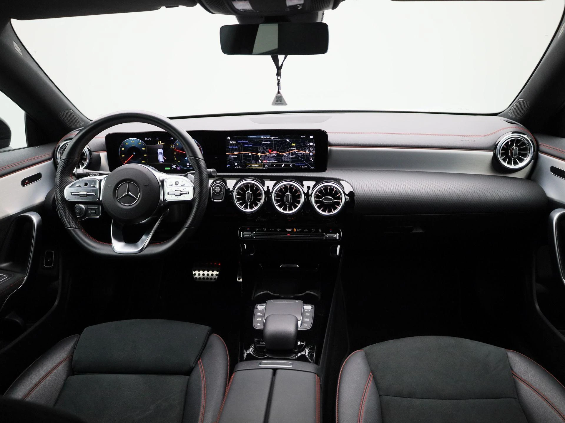Mercedes-Benz-CLA-image-38