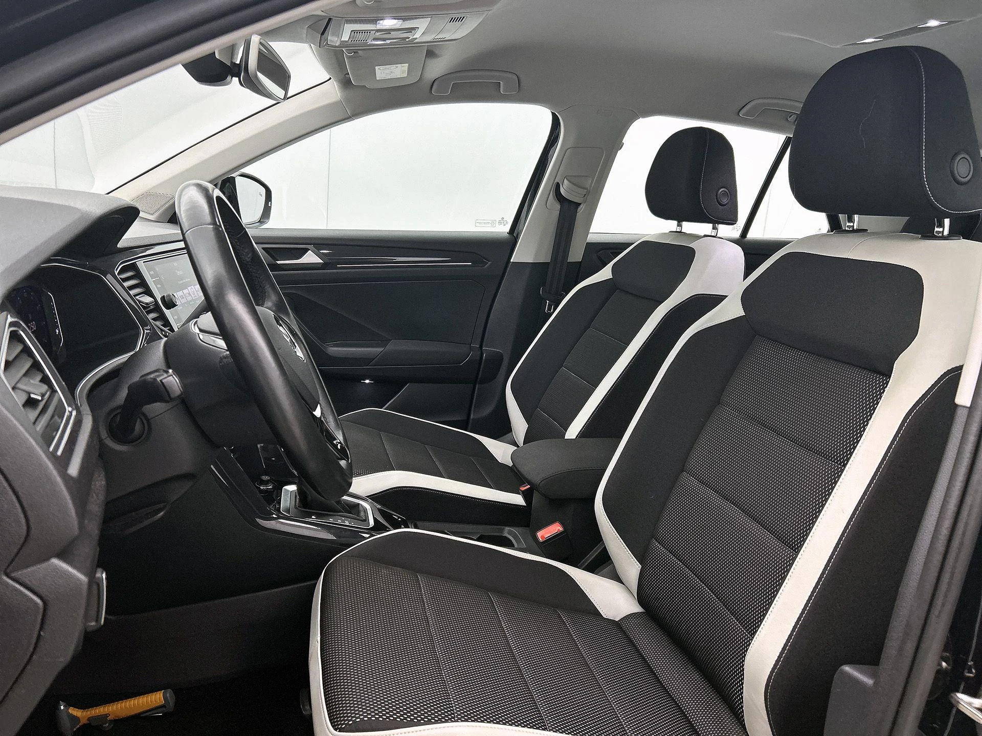 Volkswagen-T-Roc-image-32