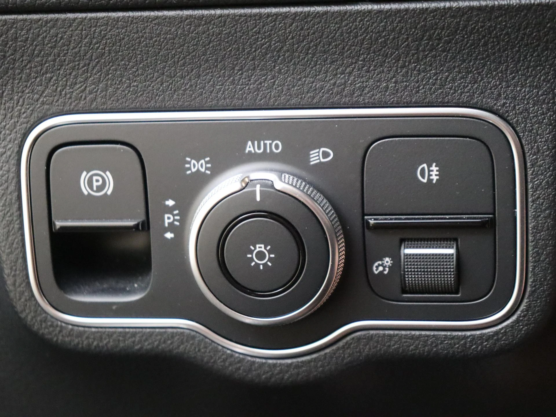 Mercedes-Benz-GLA-image-23