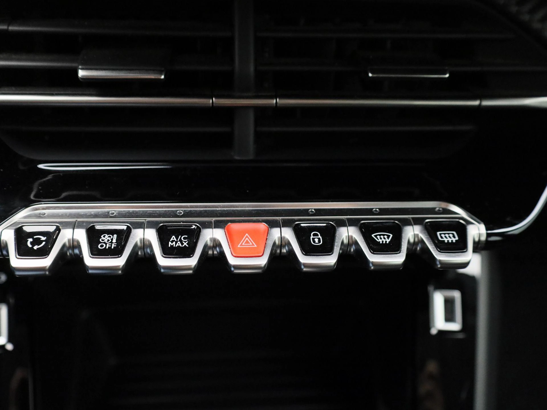 Peugeot-e-208-image-24