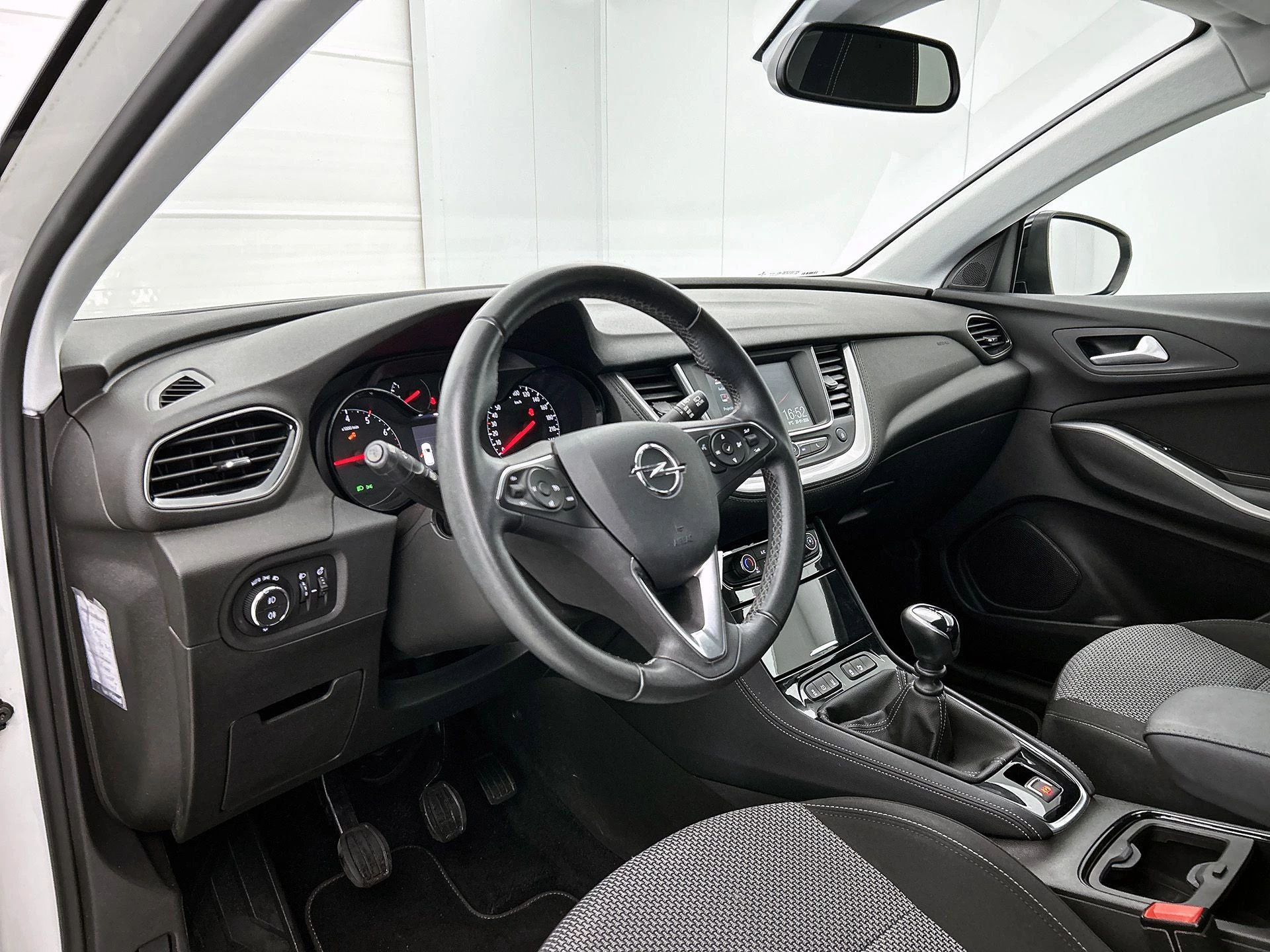 Opel-Grandland X-image-16