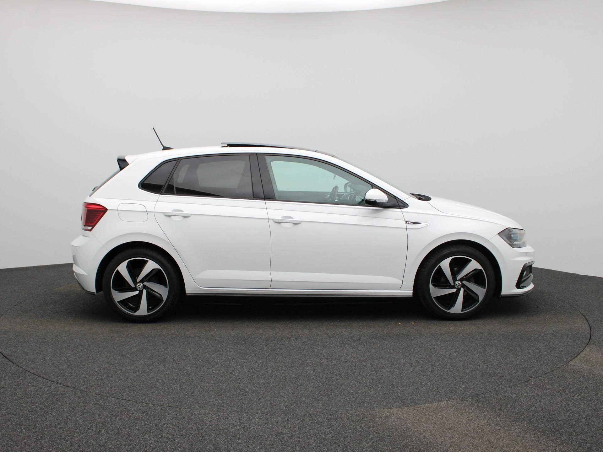 Volkswagen-Polo-image-5