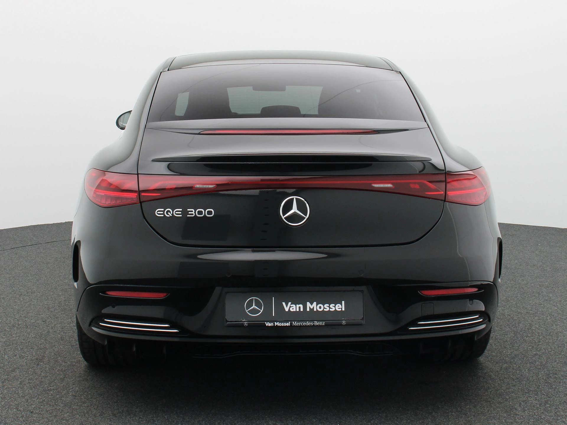 Mercedes-Benz-EQE-image-4