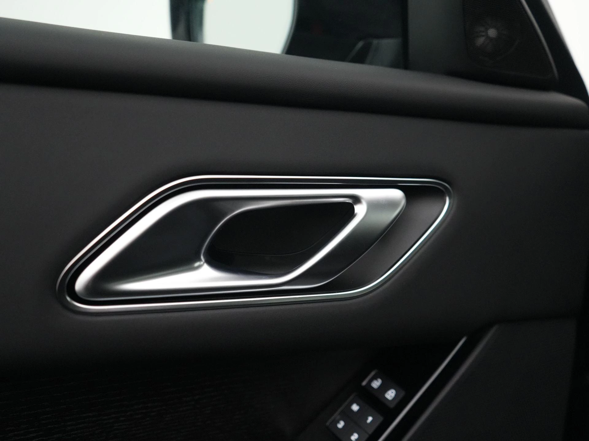 Land Rover-Range Rover Velar-image-33