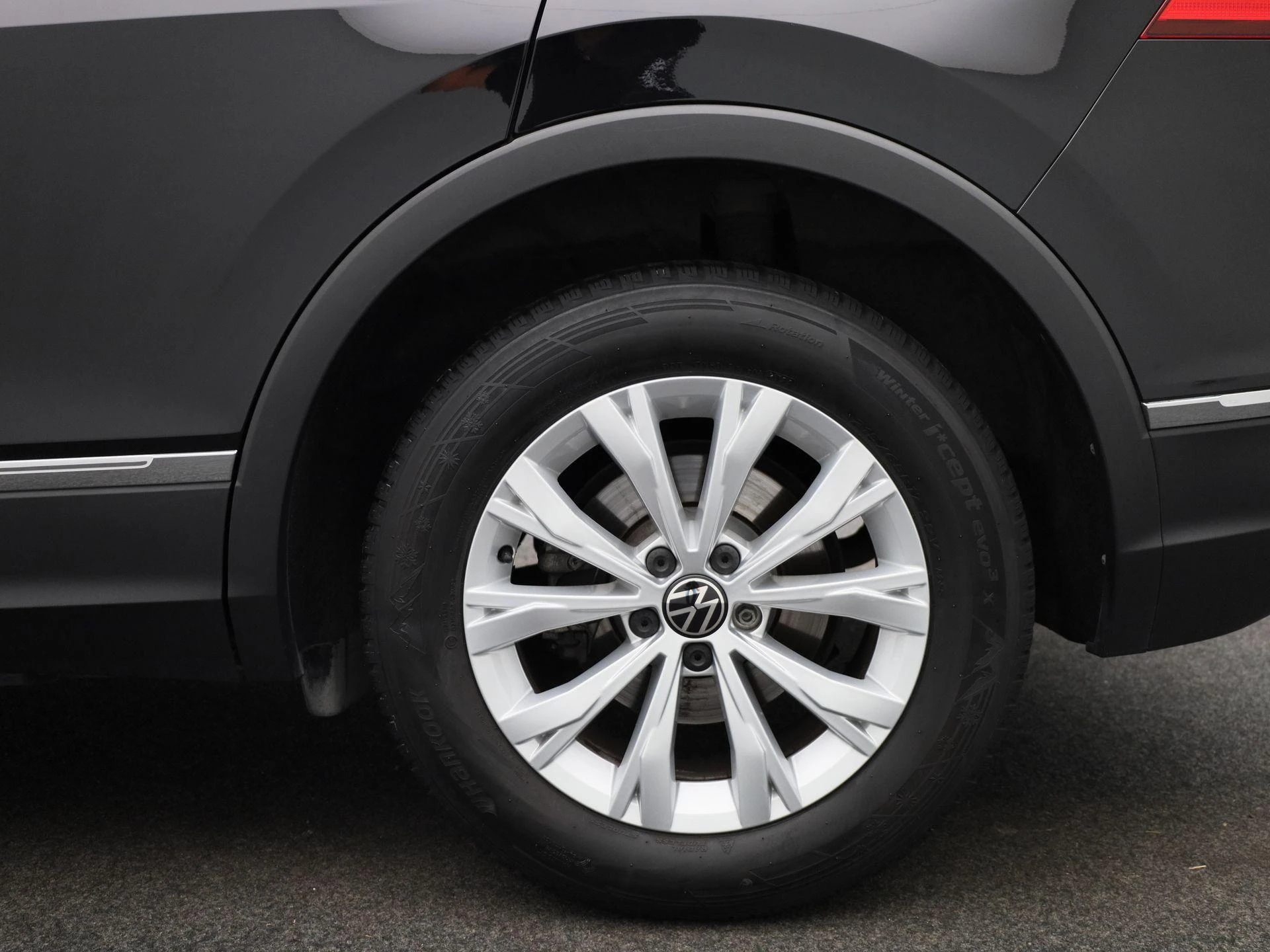 Volkswagen-Tiguan-image-12