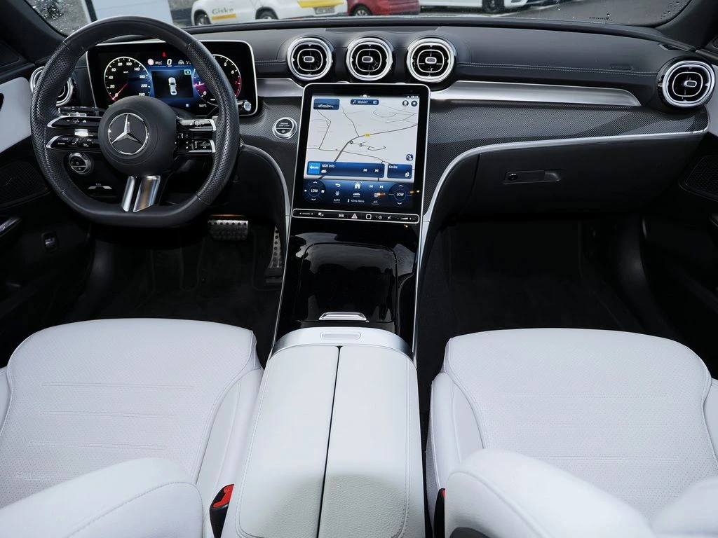 Mercedes-Benz-C-Klasse 300-image-11