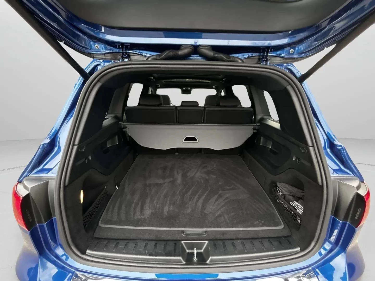 Mercedes-Benz-EQB-image-21