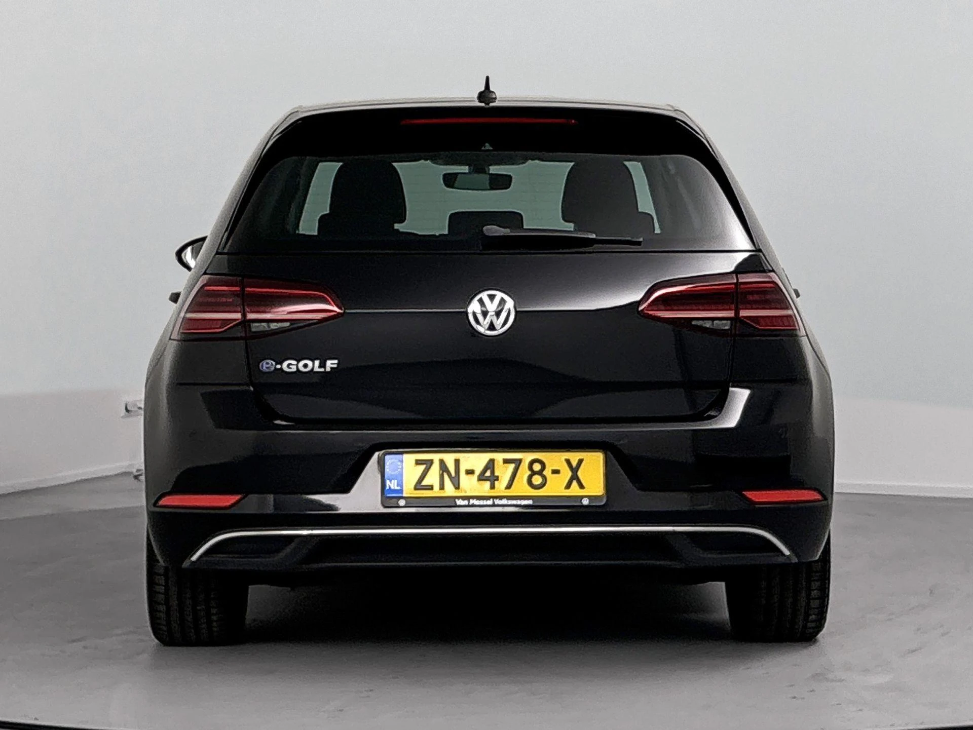 Volkswagen-e-Golf-image-2