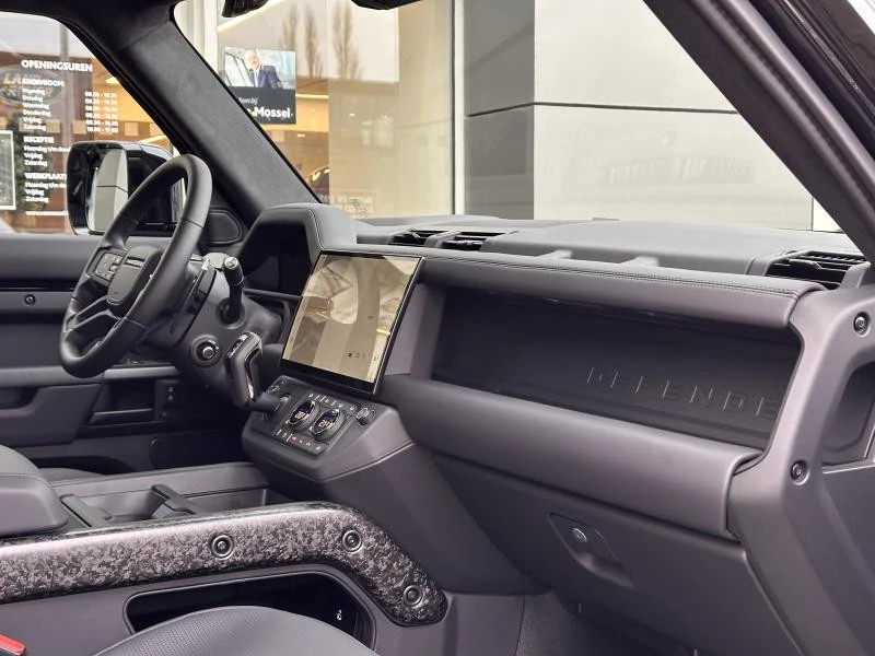 Land Rover Defender 110 P635 OCTA Black Edition AWD Auto. 26MY