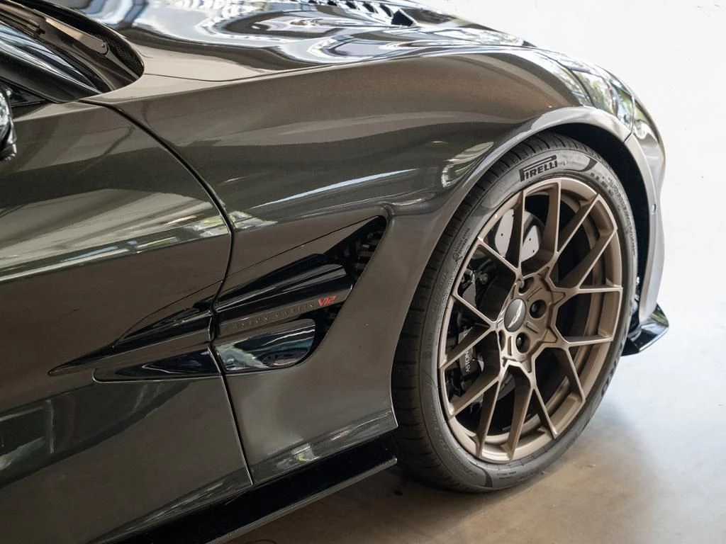 Aston Martin-Vanquish-image-8