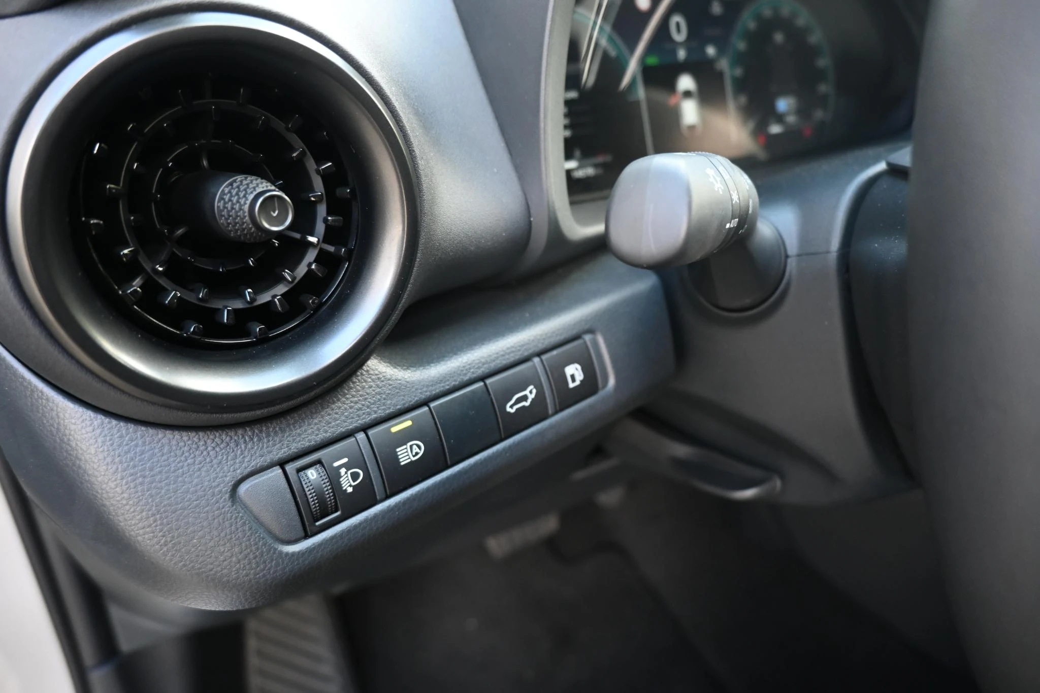 Toyota-C-HR-image-24