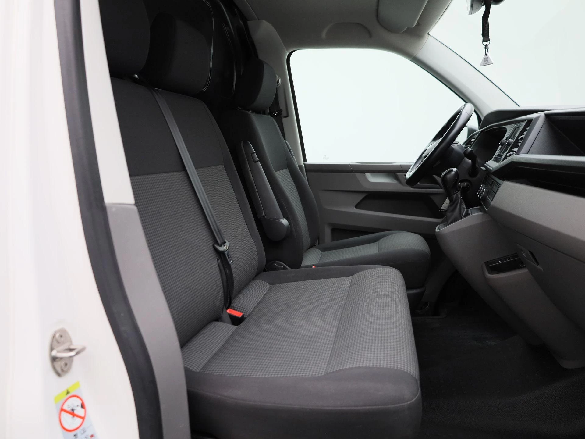 Volkswagen-Transporter-image-31