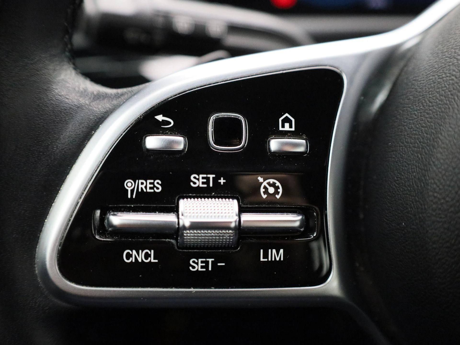 Mercedes-Benz-CLA-image-18