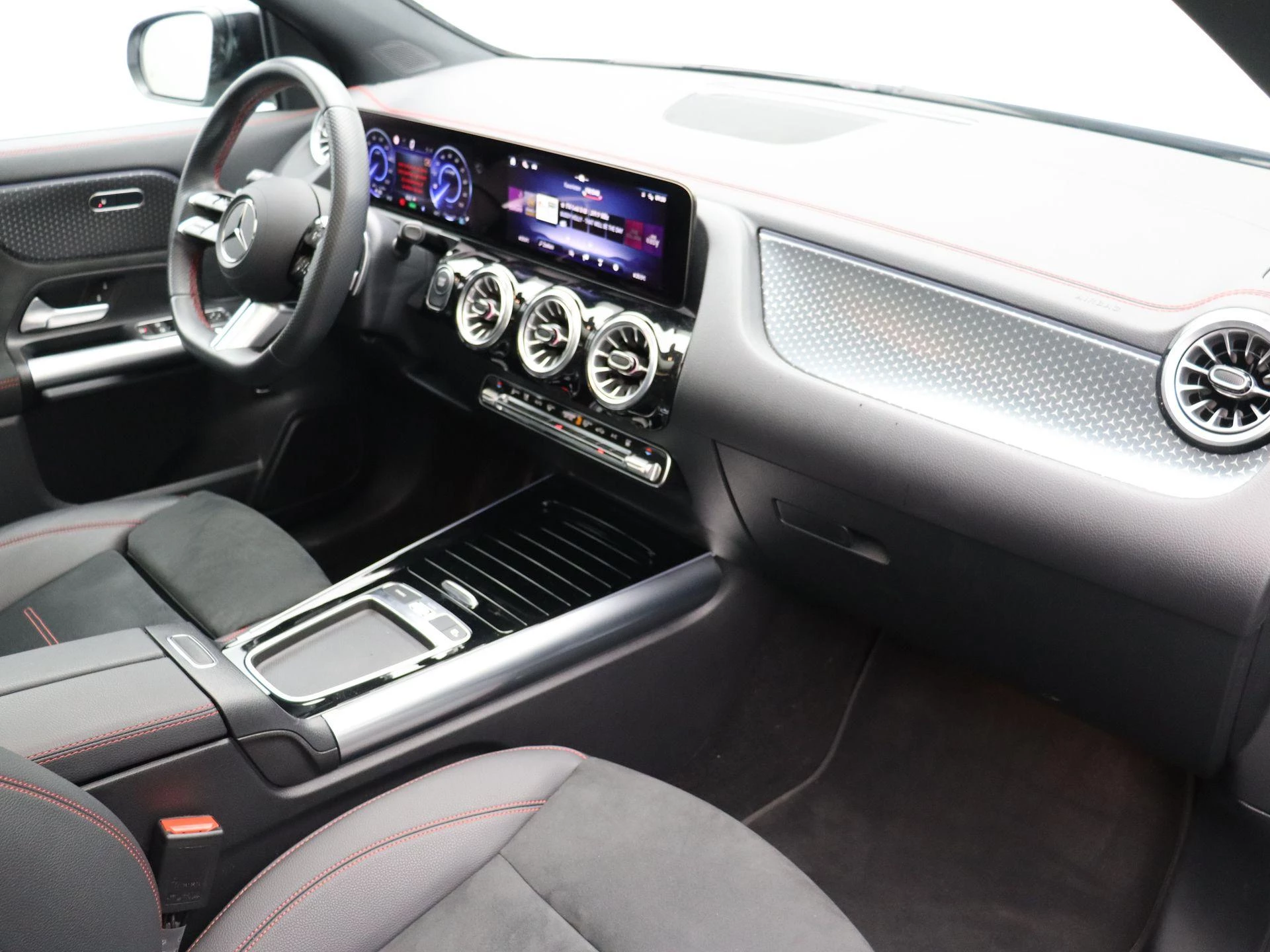 Mercedes-Benz EQA 250+ AMG Line + CARPLAY + PANORAMISCH DAK + NIGHTPAKKET +