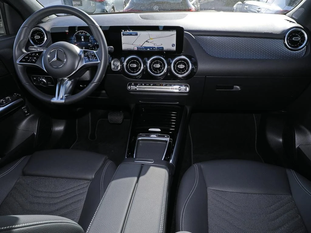 Mercedes-Benz-GLA 200 d-image-13